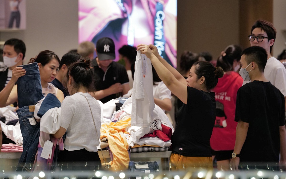 Nghành hàng quần áo chứng kiến lượng mua cao đột ngột vào đại tiệc mua sắm Black Friday. Ảnh: Vnexpress