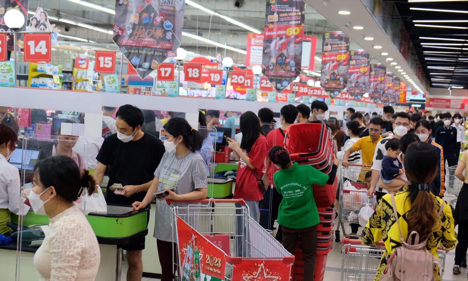 Người dân xuyên đêm mua sắm tại siêu thị nhằm hưởng ưu đãi khổng lồ. Ảnh: Tuổi Trẻ