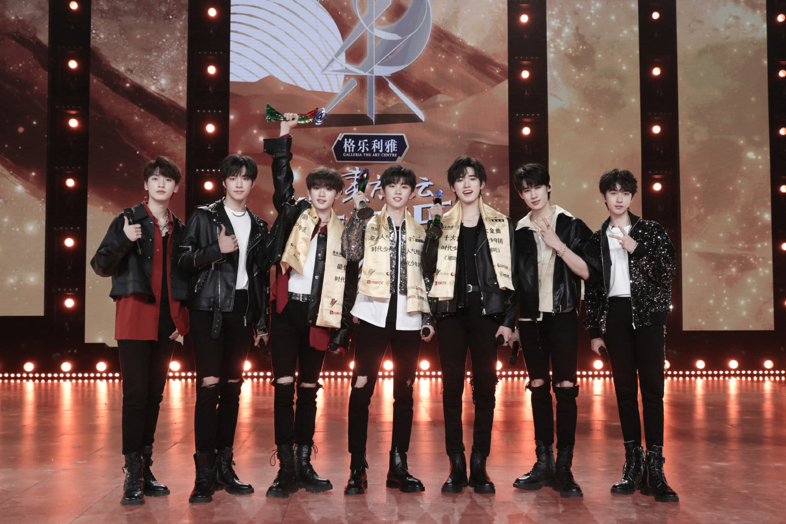 Thời đại thiếu niên đoàn giành 3 giải thưởng tại lễ trao giải Đông Phương Phong Vân Bảng lần thứ 30 gồm: Nhóm nhạc xuất sắc nhất, Nhóm nhạc nổi tiếng Châu Á, Thập đại kim khúc