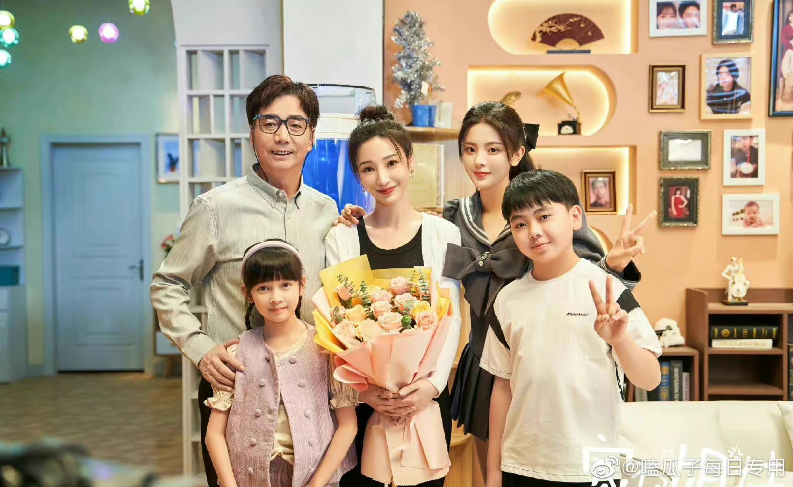 Bộ phim Nhà Có Tỷ Muội dự kiến 2/12 lên sóng đài Đông Phương. Diễn viên chính: Dương Siêu Việt,  Liễu Nham,  Phạm Minh