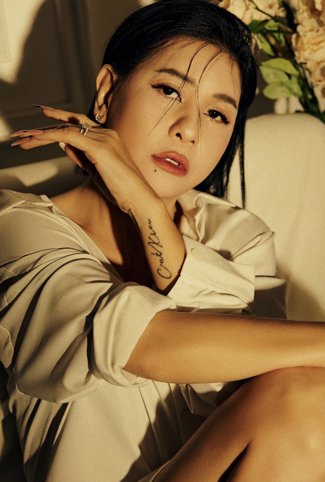 Cát Phượng vẫn giữ hình xăm có tên Kiều Minh Tuấn trên cánh tay