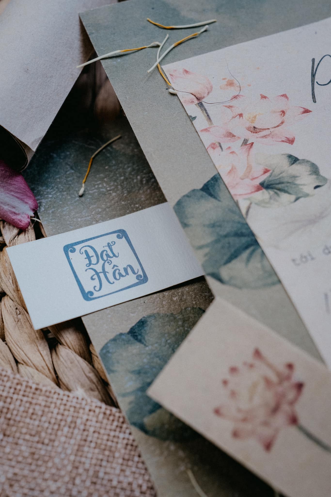 Video: Cận cảnh thiệp cưới có 1-0-2 của Hoa hậu Ngọc Hân, chính chủ nói rõ lý do 'giờ mới chịu cưới' - Ảnh 6