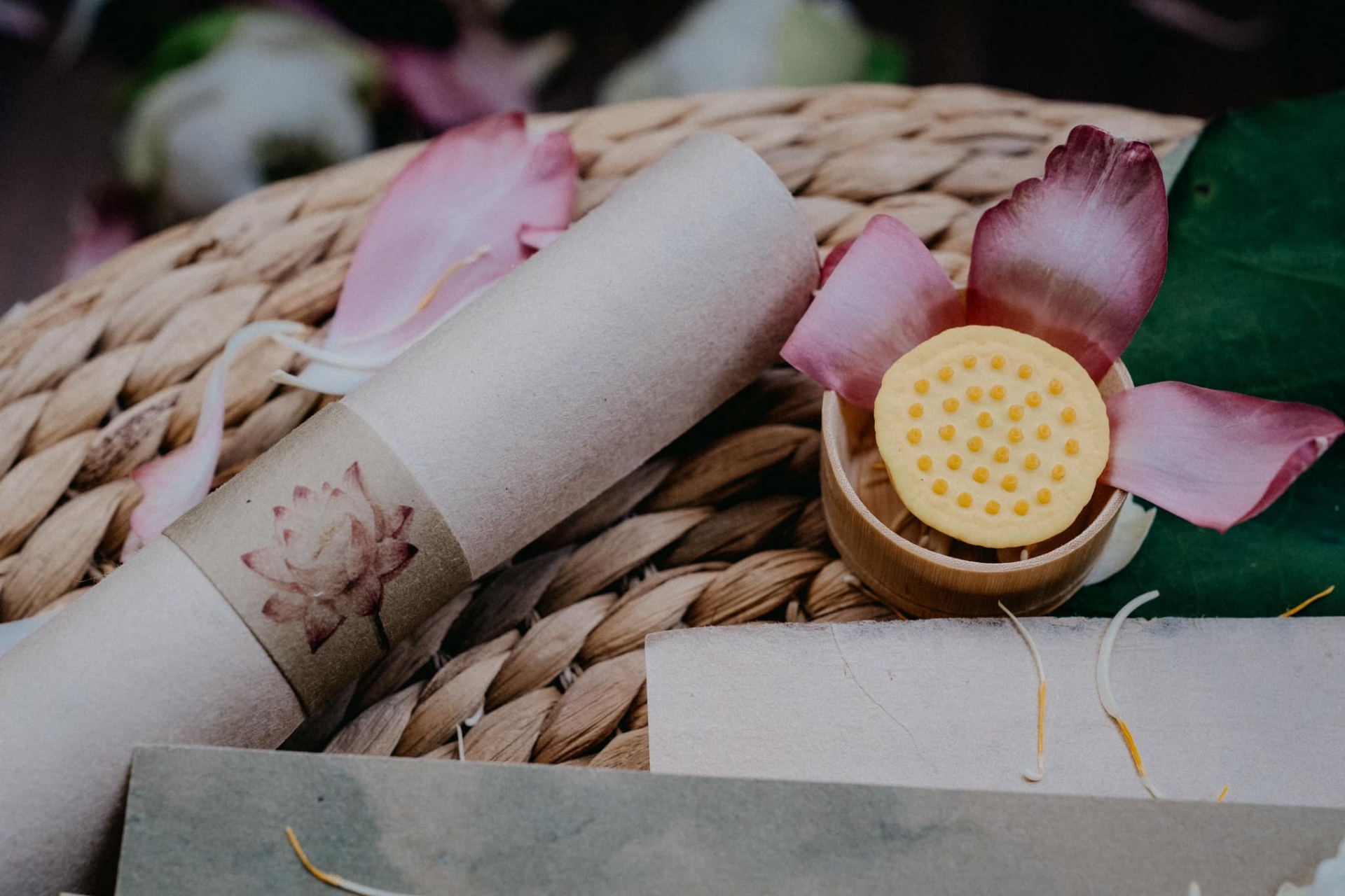 Video: Cận cảnh thiệp cưới có 1-0-2 của Hoa hậu Ngọc Hân, chính chủ nói rõ lý do 'giờ mới chịu cưới' - Ảnh 5