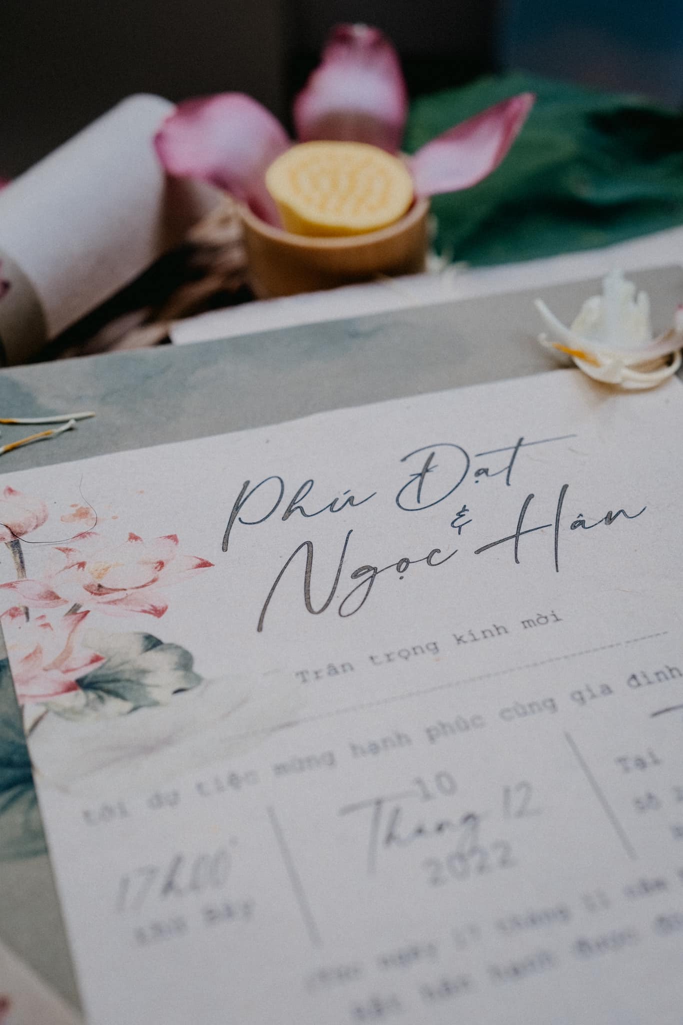 Video: Cận cảnh thiệp cưới có 1-0-2 của Hoa hậu Ngọc Hân, chính chủ nói rõ lý do 'giờ mới chịu cưới' - Ảnh 4