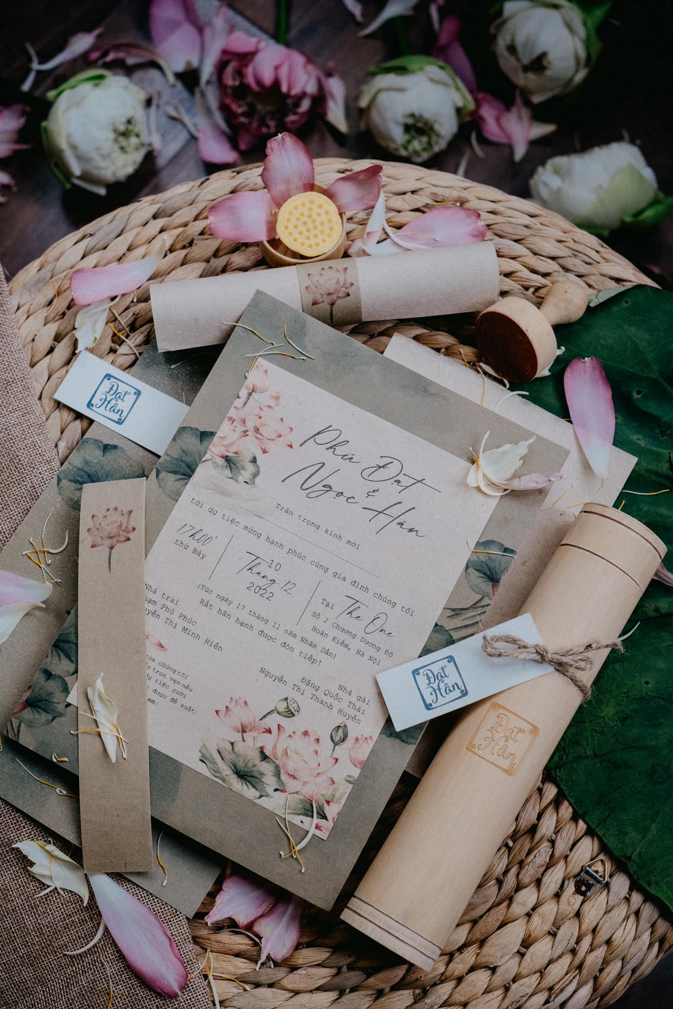 Video: Cận cảnh thiệp cưới có 1-0-2 của Hoa hậu Ngọc Hân, chính chủ nói rõ lý do 'giờ mới chịu cưới' - Ảnh 2