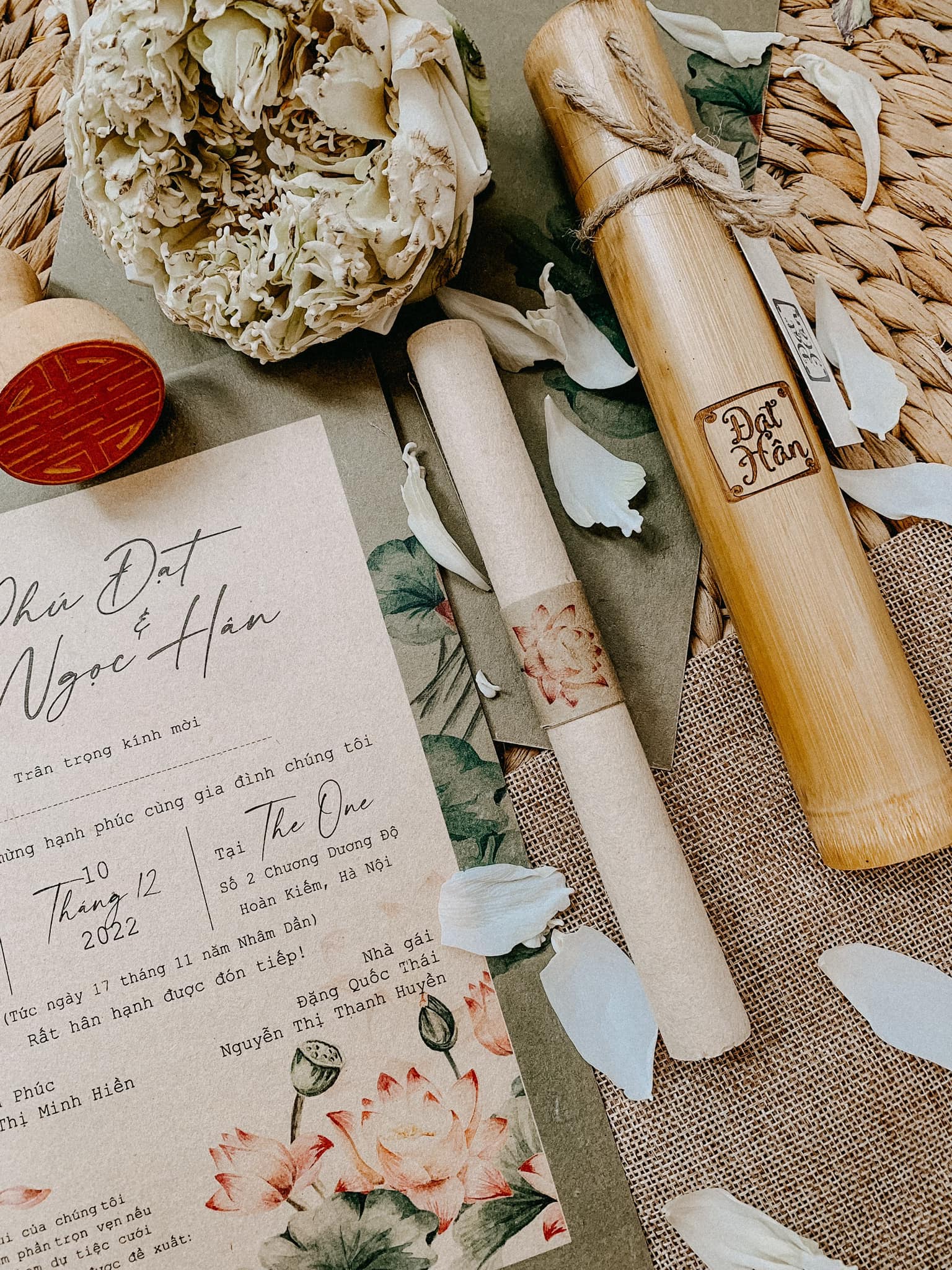 Video: Cận cảnh thiệp cưới có 1-0-2 của Hoa hậu Ngọc Hân, chính chủ nói rõ lý do 'giờ mới chịu cưới' - Ảnh 1