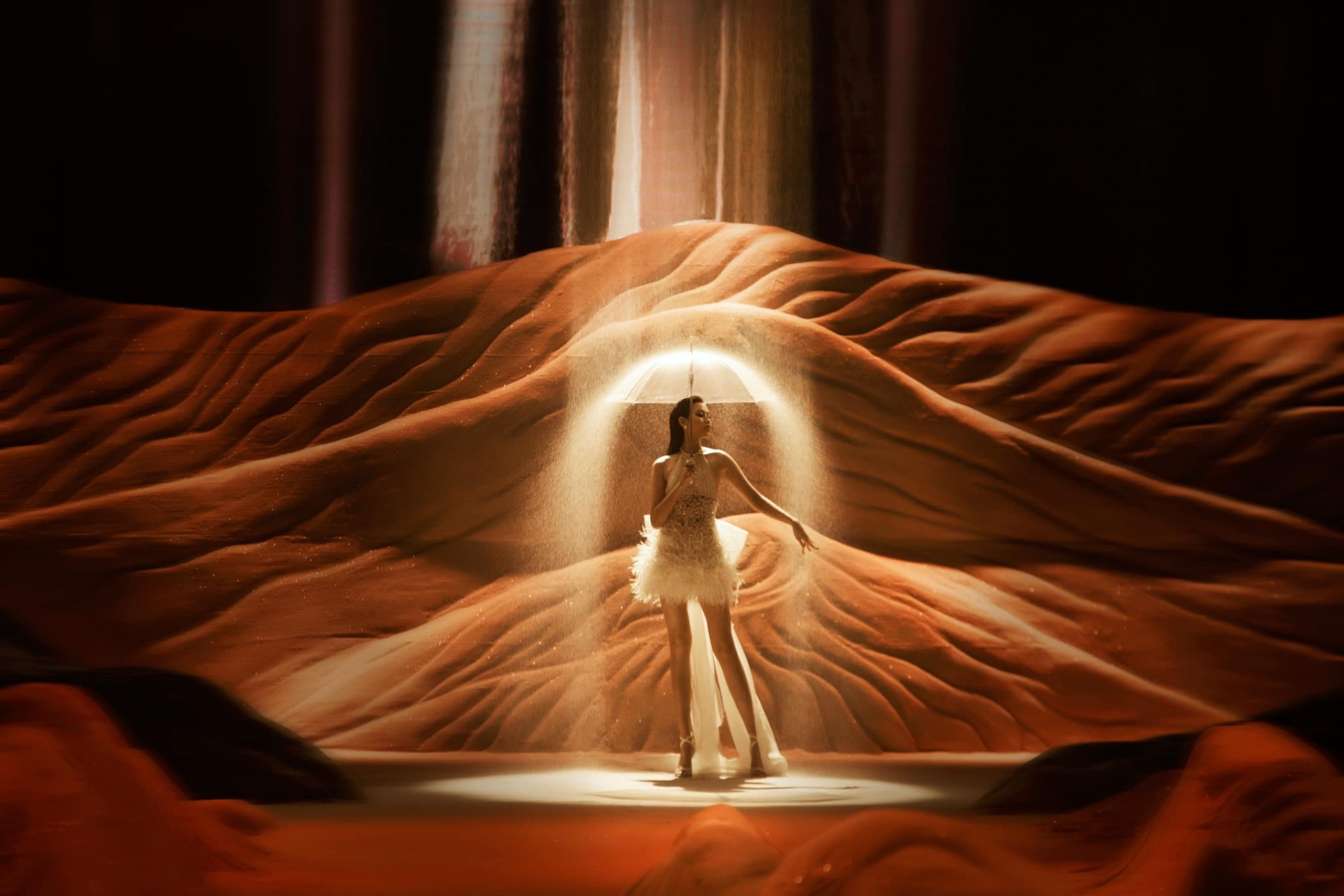 Sau khi đăng quang, Đỗ Thị Hà trở nên 'quen mặt' tại nhiều show diễn thời trang chuyên nghiệp