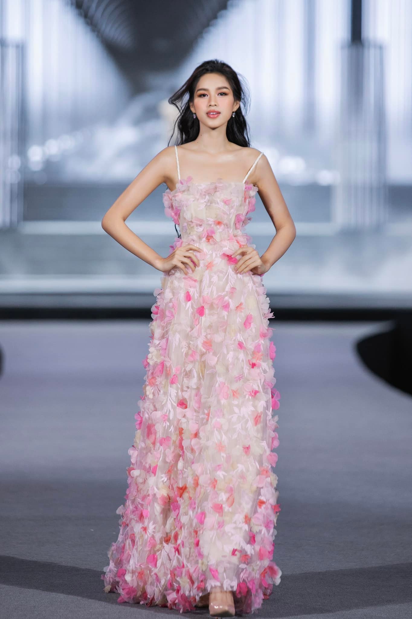 Video: Đỗ Thị Hà đi dép bệt - không trang điểm, nhan sắc lẫn chiều cao có kinh diễm như lời đồn - Ảnh 7