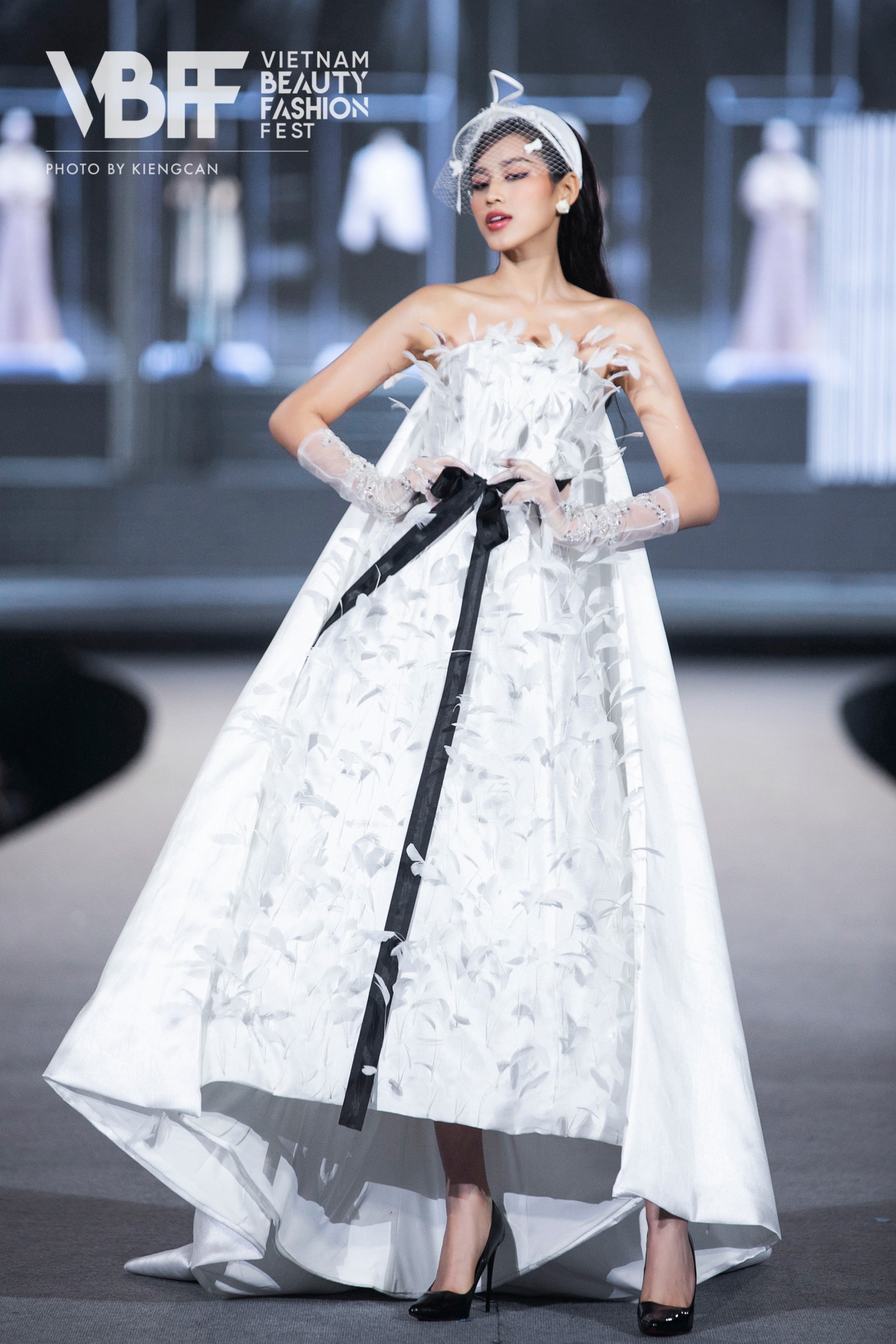 Video: Đỗ Thị Hà đi dép bệt - không trang điểm, nhan sắc lẫn chiều cao có kinh diễm như lời đồn - Ảnh 6