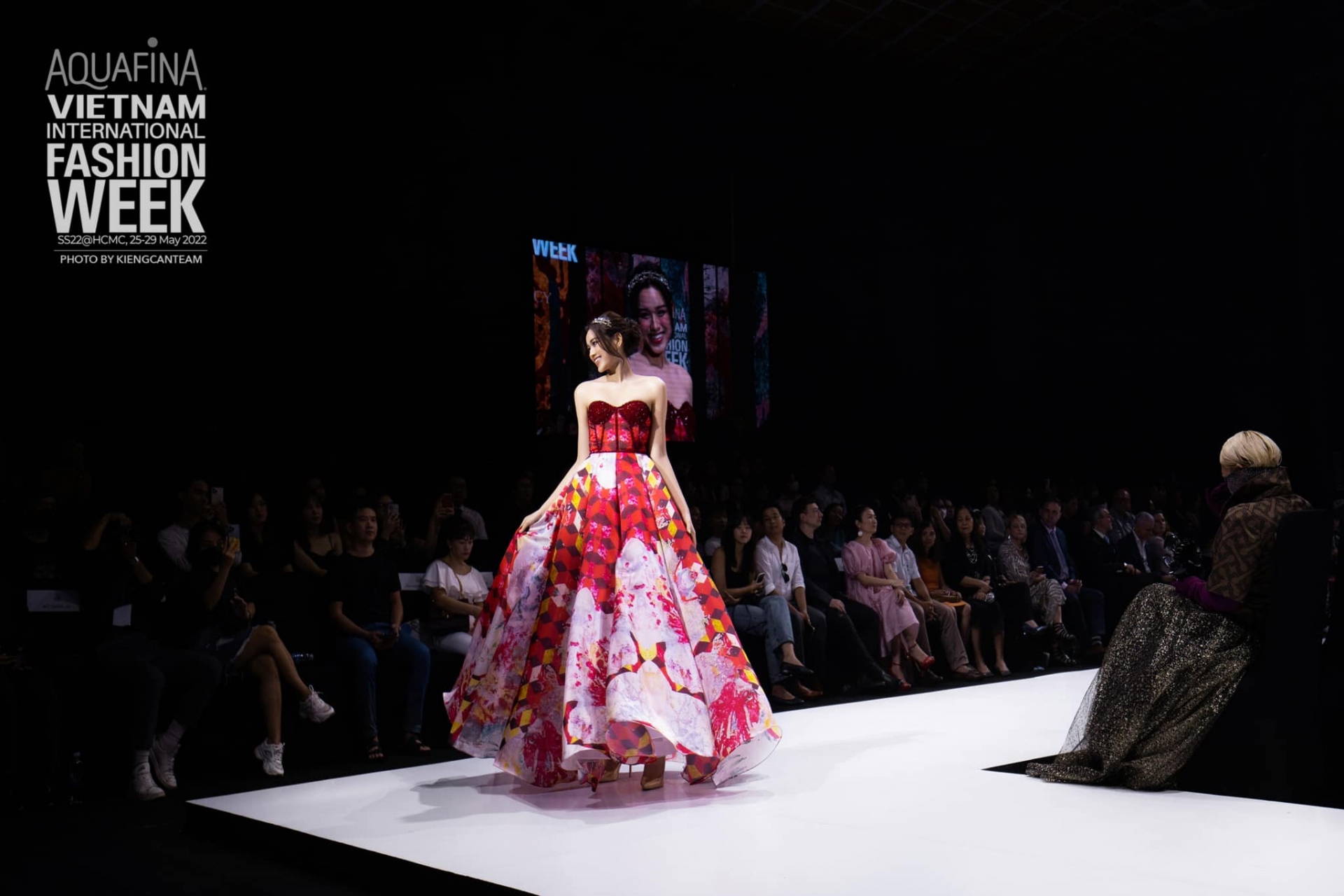 Video: Đỗ Thị Hà đi dép bệt - không trang điểm, nhan sắc lẫn chiều cao có kinh diễm như lời đồn - Ảnh 5