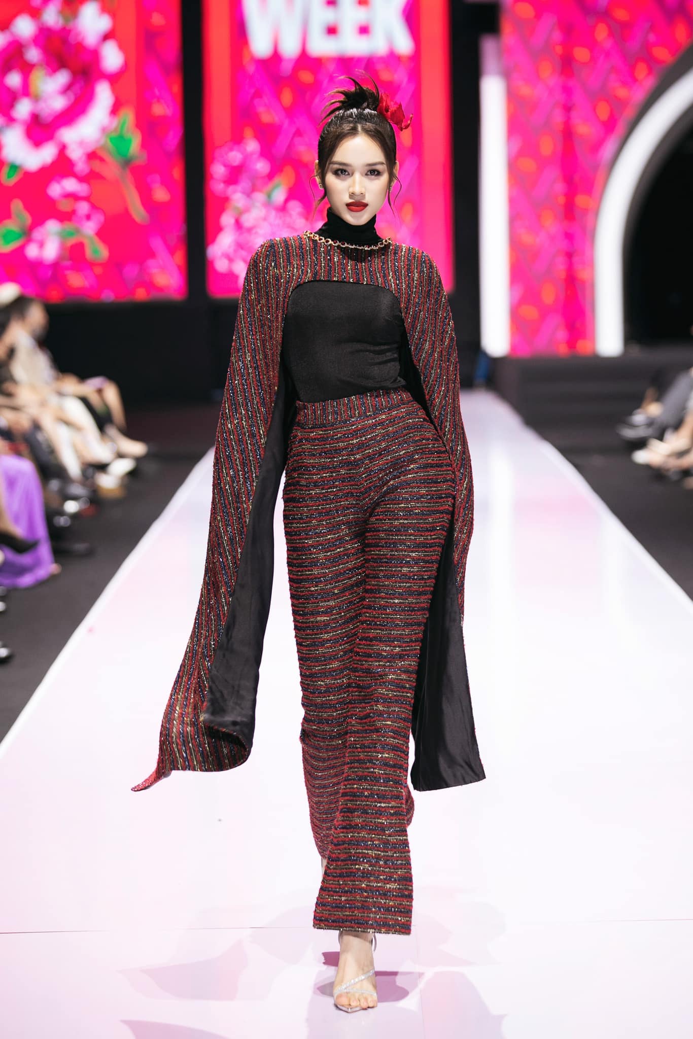 Video: Đỗ Thị Hà đi dép bệt - không trang điểm, nhan sắc lẫn chiều cao có kinh diễm như lời đồn - Ảnh 2