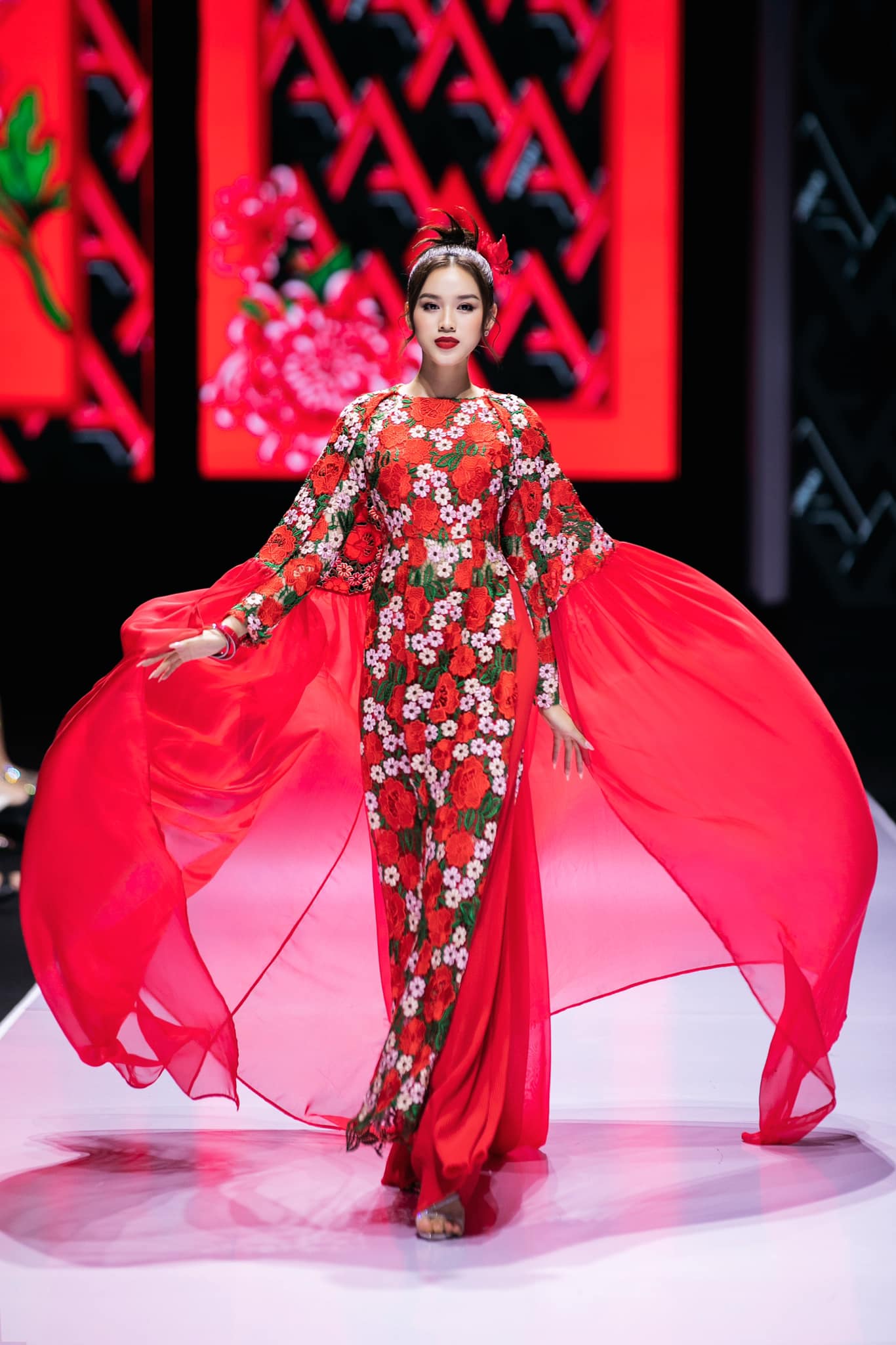 Video: Đỗ Thị Hà đi dép bệt - không trang điểm, nhan sắc lẫn chiều cao có kinh diễm như lời đồn - Ảnh 1