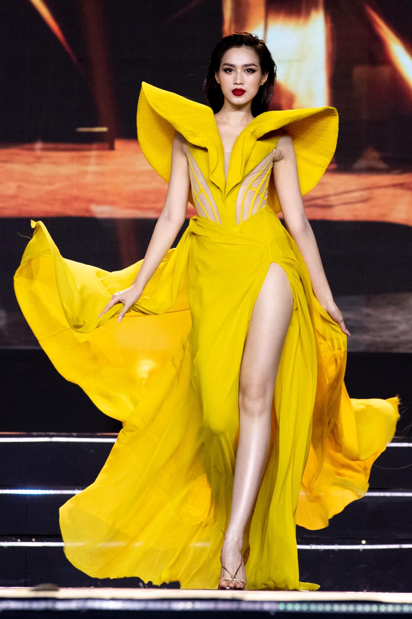 Đỗ Thị Hà catwalk cực keo trong đêm chung khảo HHVN, thần thái đỉnh cao tựa nữ hoàng Đỗ Thị Hà catwalk cực keo trong đêm chung khảo HHVN, thần thái đỉnh cao tựa nữ hoàng