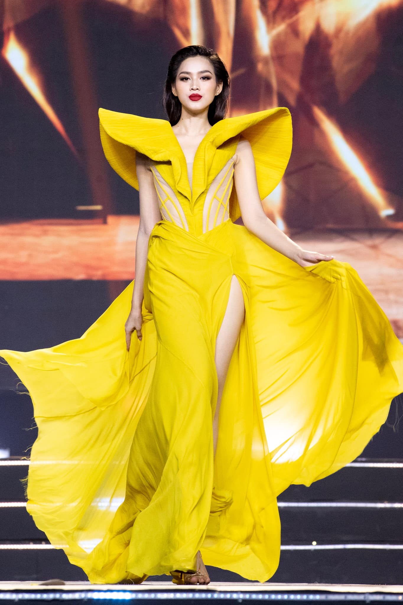 Video: Đỗ Thị Hà catwalk cực 'keo' trong đêm chung khảo HHVN, thần thái đỉnh cao tựa nữ hoàng - Ảnh 4 Video: Đỗ Thị Hà catwalk cực 'keo' trong đêm chung khảo HHVN, thần thái đỉnh cao tựa nữ hoàng - Ảnh 4