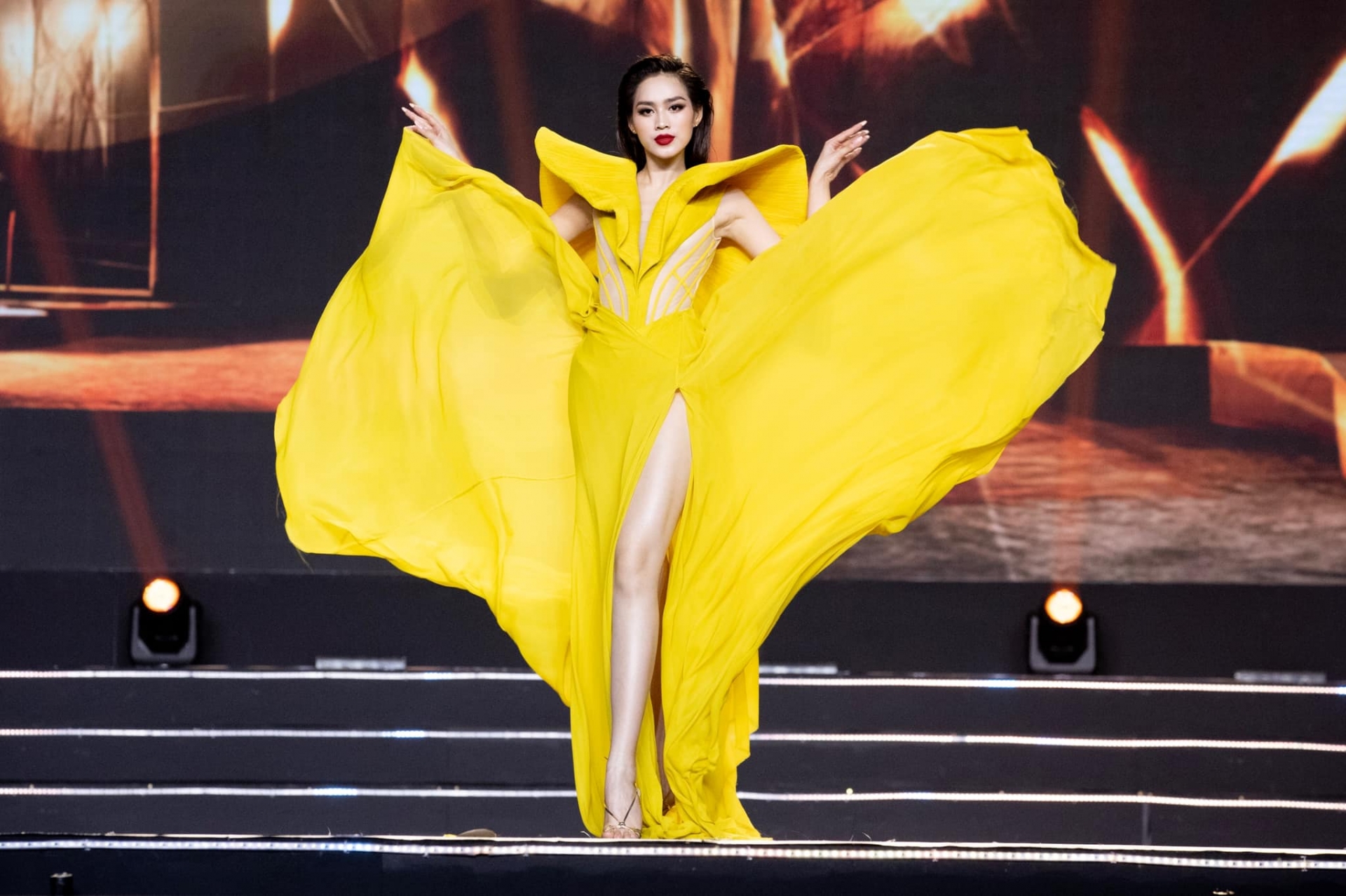 Video: Đỗ Thị Hà catwalk cực 'keo' trong đêm chung khảo HHVN, thần thái đỉnh cao tựa nữ hoàng - Ảnh 3 Video: Đỗ Thị Hà catwalk cực 'keo' trong đêm chung khảo HHVN, thần thái đỉnh cao tựa nữ hoàng - Ảnh 3