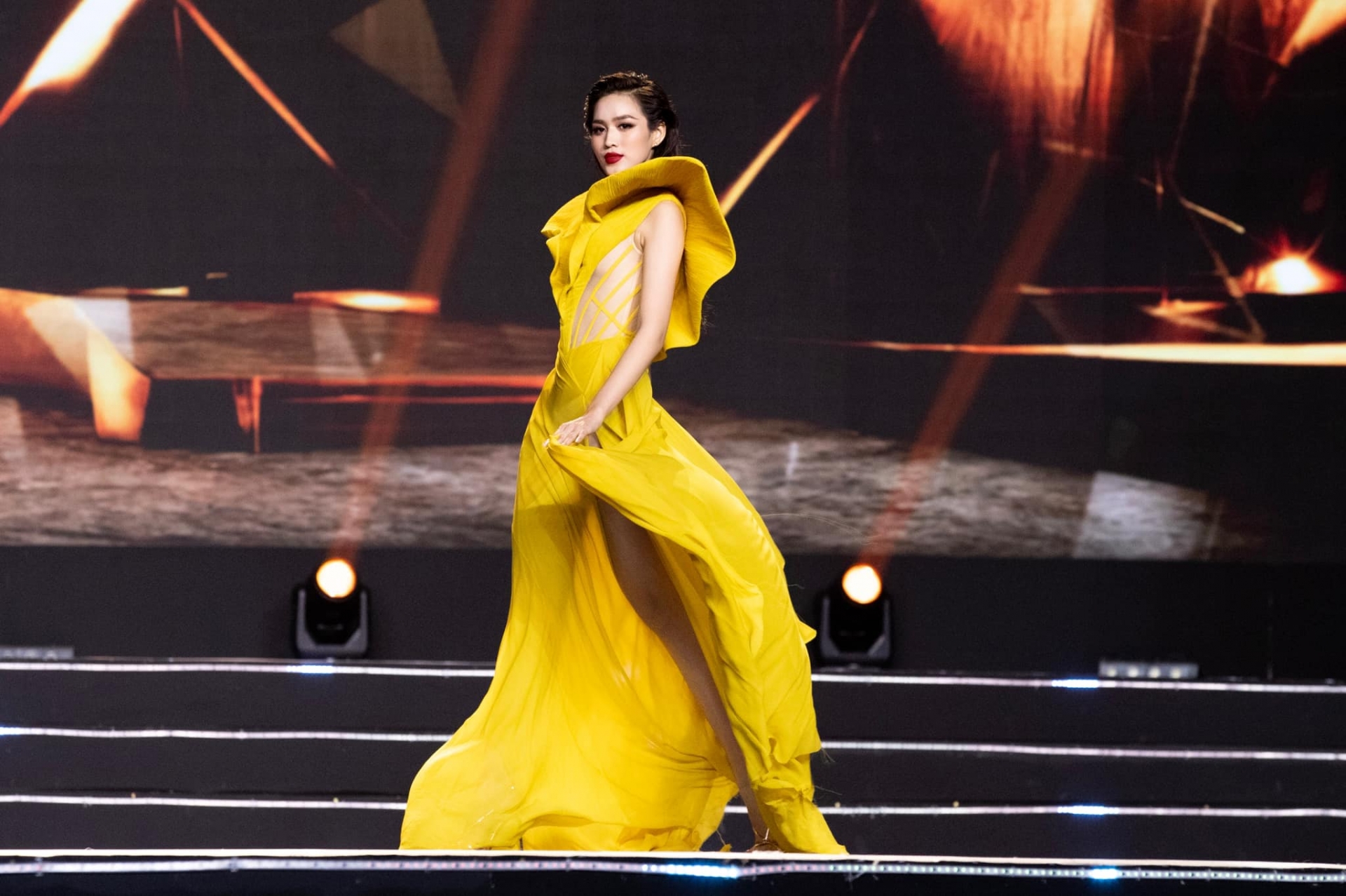 Video: Đỗ Thị Hà catwalk cực 'keo' trong đêm chung khảo HHVN, thần thái đỉnh cao tựa nữ hoàng - Ảnh 2 Video: Đỗ Thị Hà catwalk cực 'keo' trong đêm chung khảo HHVN, thần thái đỉnh cao tựa nữ hoàng - Ảnh 2