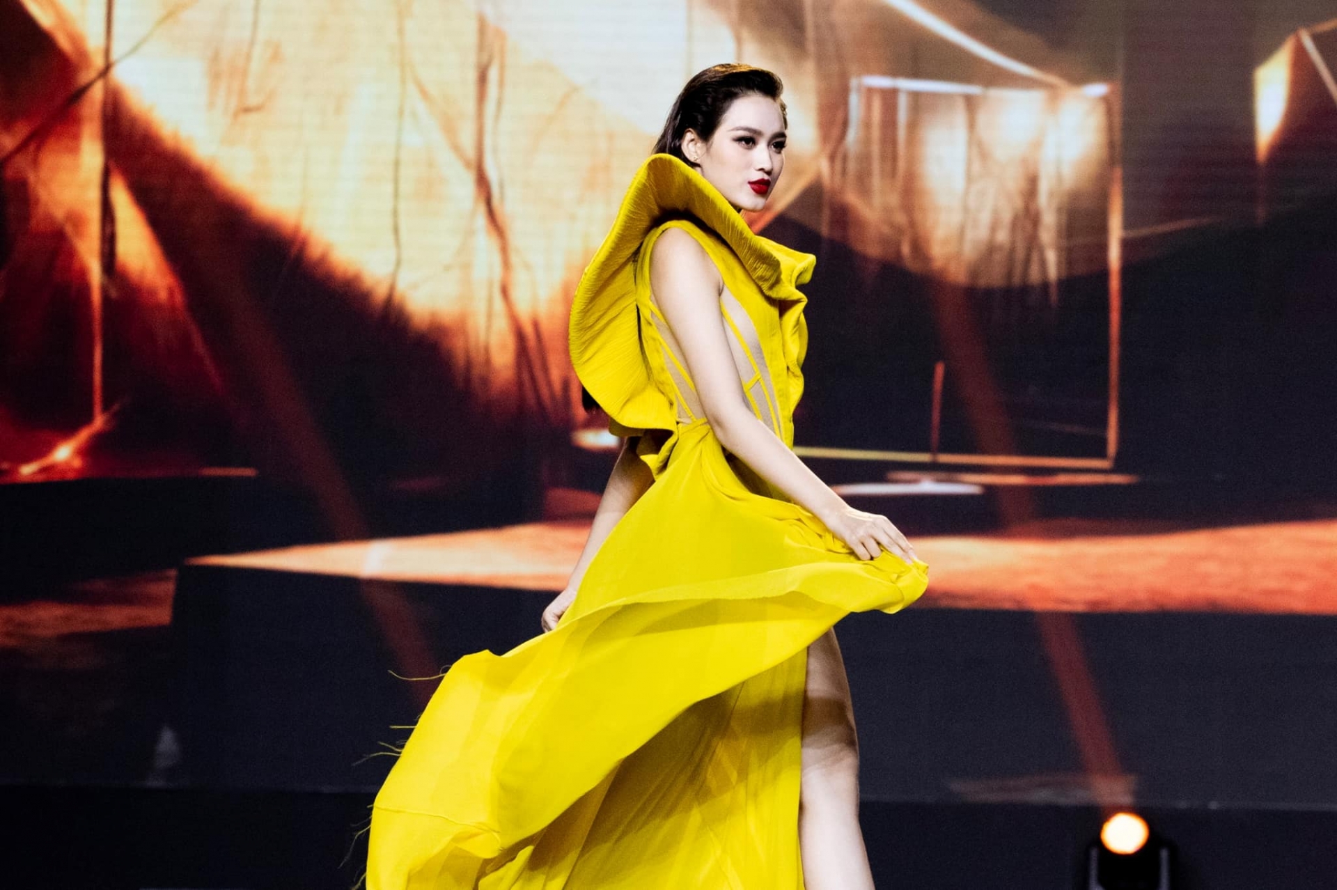 Video: Đỗ Thị Hà catwalk cực 'keo' trong đêm chung khảo HHVN, thần thái đỉnh cao tựa nữ hoàng - Ảnh 1 Video: Đỗ Thị Hà catwalk cực 'keo' trong đêm chung khảo HHVN, thần thái đỉnh cao tựa nữ hoàng - Ảnh 1