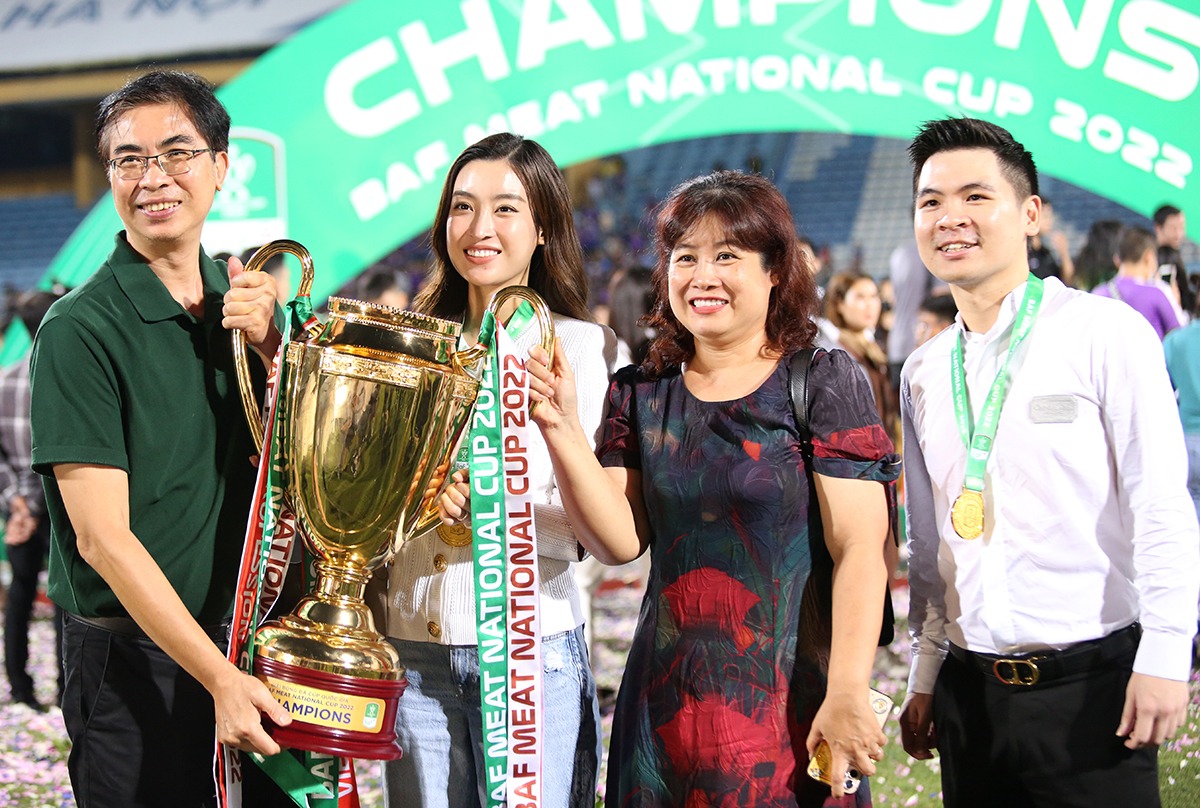 Đỗ Mỹ Linh xuống sân cùng ông xã Đỗ Vinh Quang ăn mừng chiến thắng của CLB Hà Nội, tối 27/11