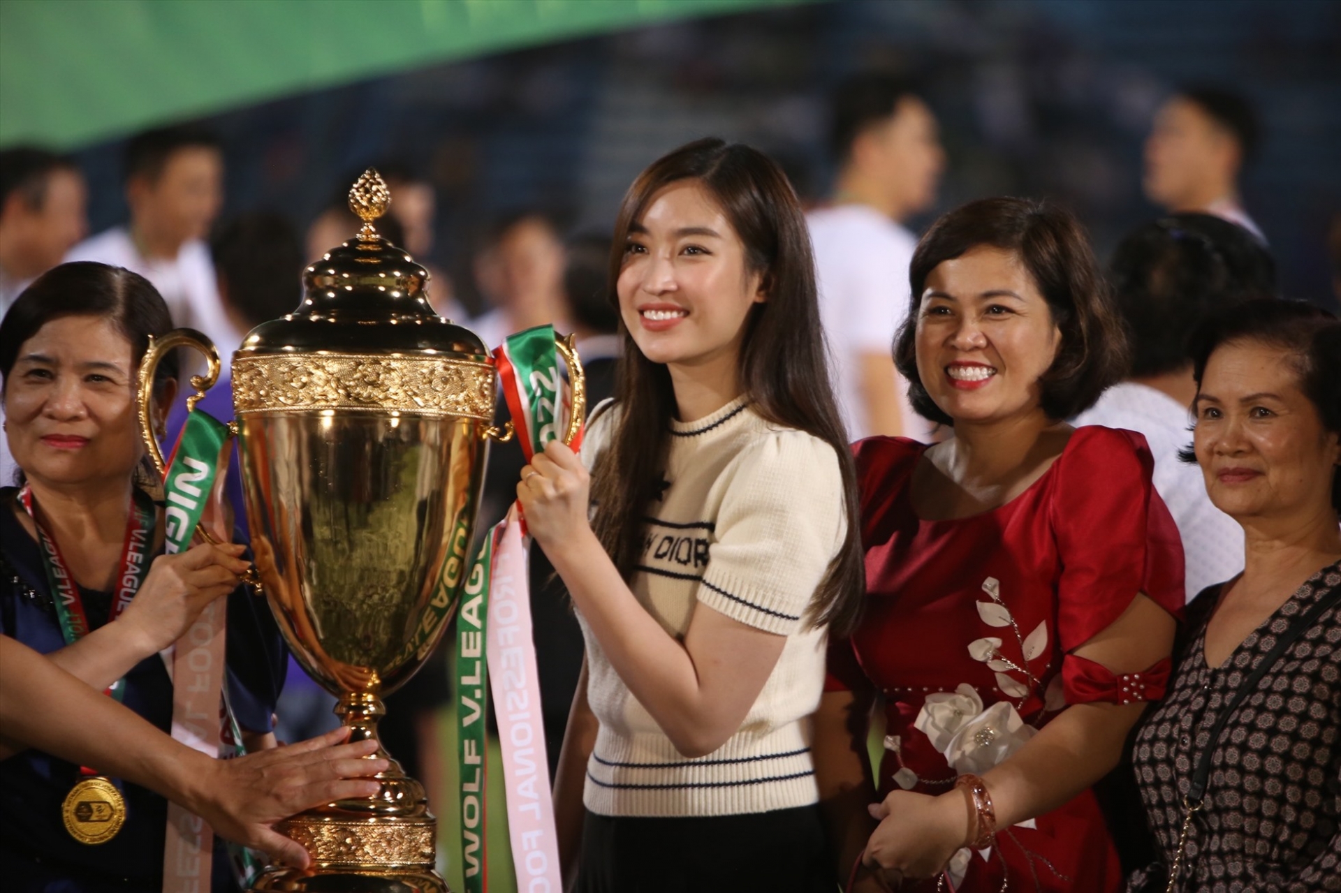 Đỗ Mỹ Linh 2 lần ra sân nâng Cup đều khiến netizen 'sốc' visual, ăn vận tối giản nhưng sang chảnh hết nấc