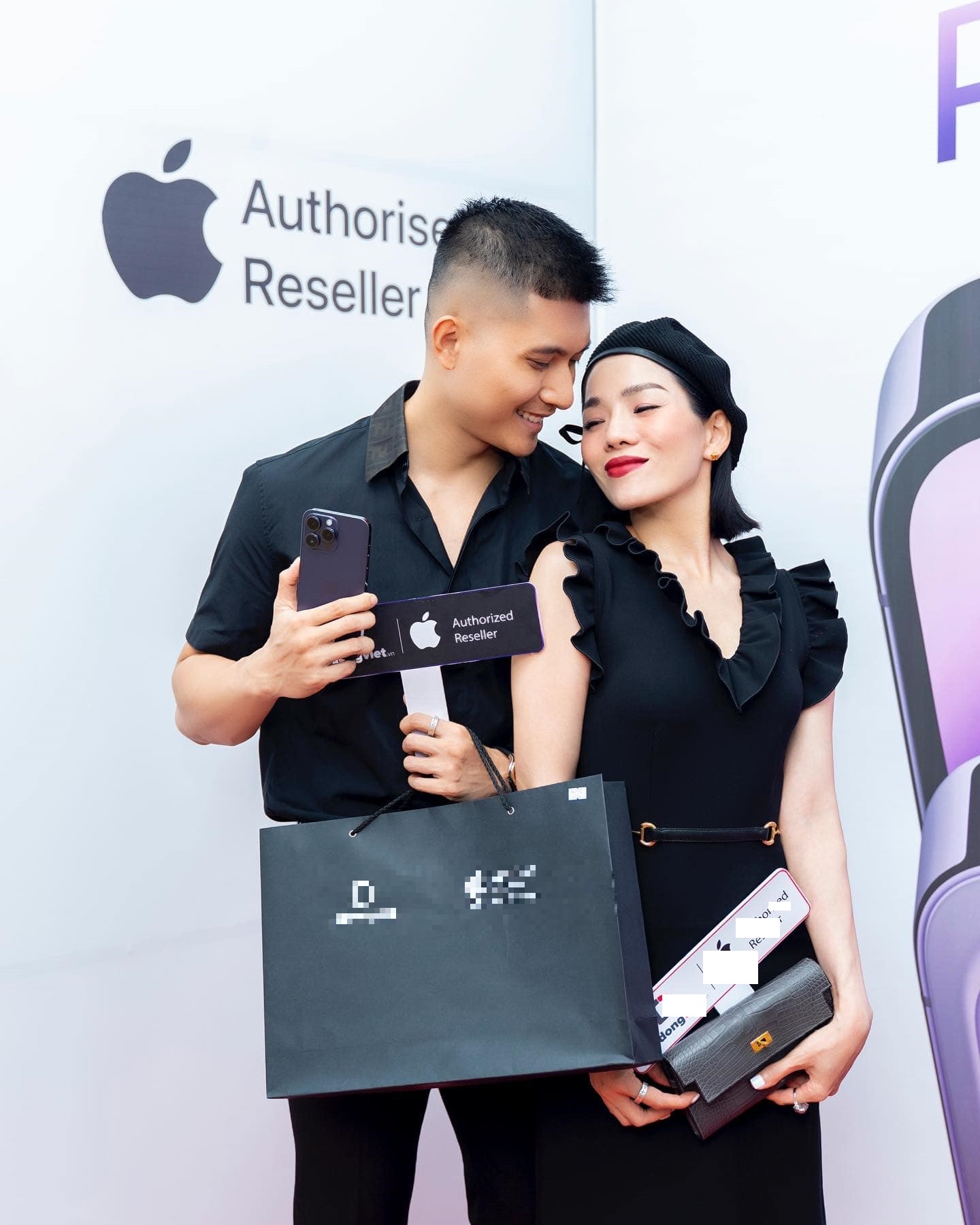 Lệ Quyên - Lâm Bảo Châu tình bể bình đi 'tậu' điện thoại mới