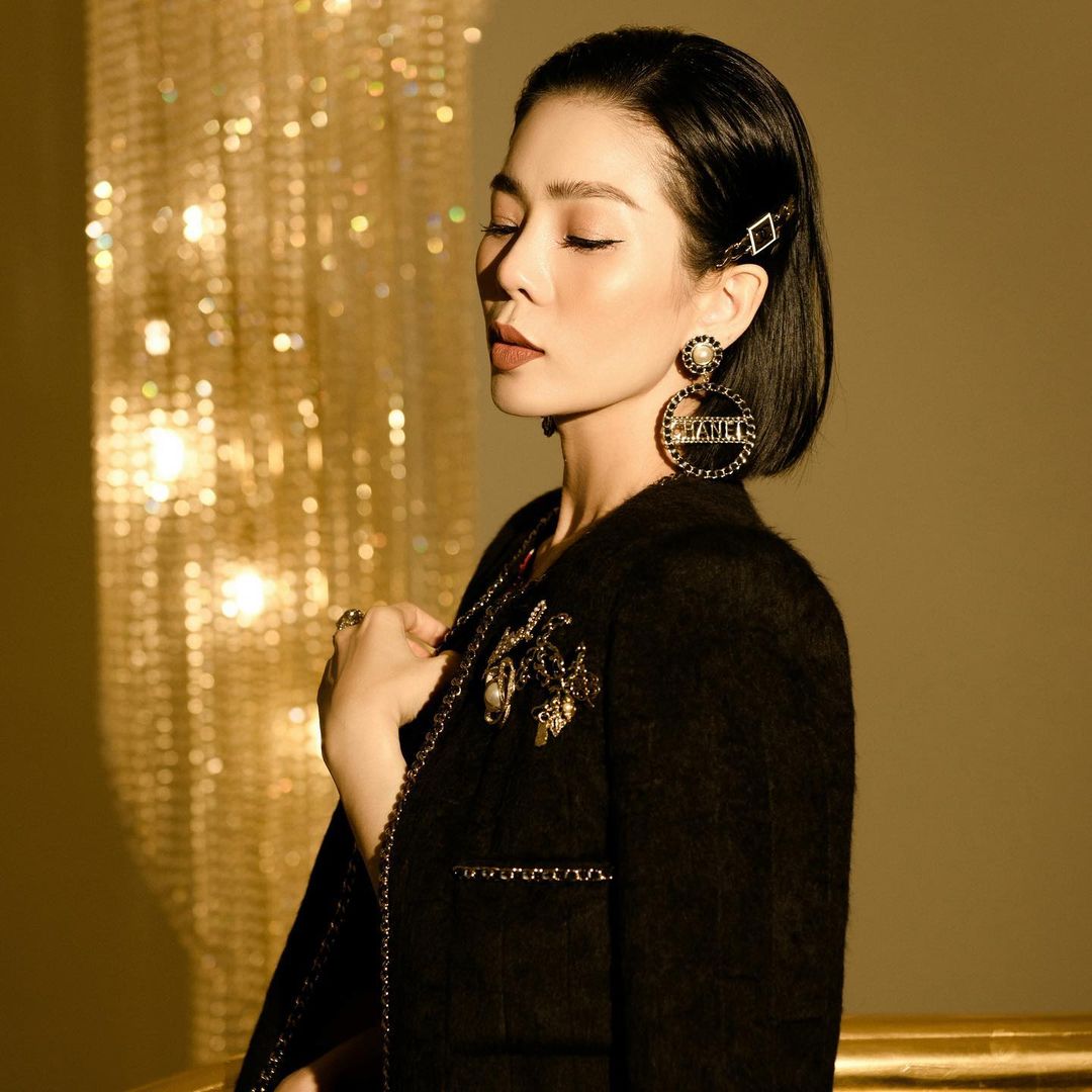 Từ áo khoác, khuyên tai, cài áo đều cho thấy đẳng cấp của một đại gia chính hiệu