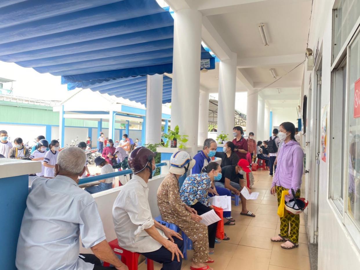 Người dân Tp.HCM đi tiêm phòng Covid-19.