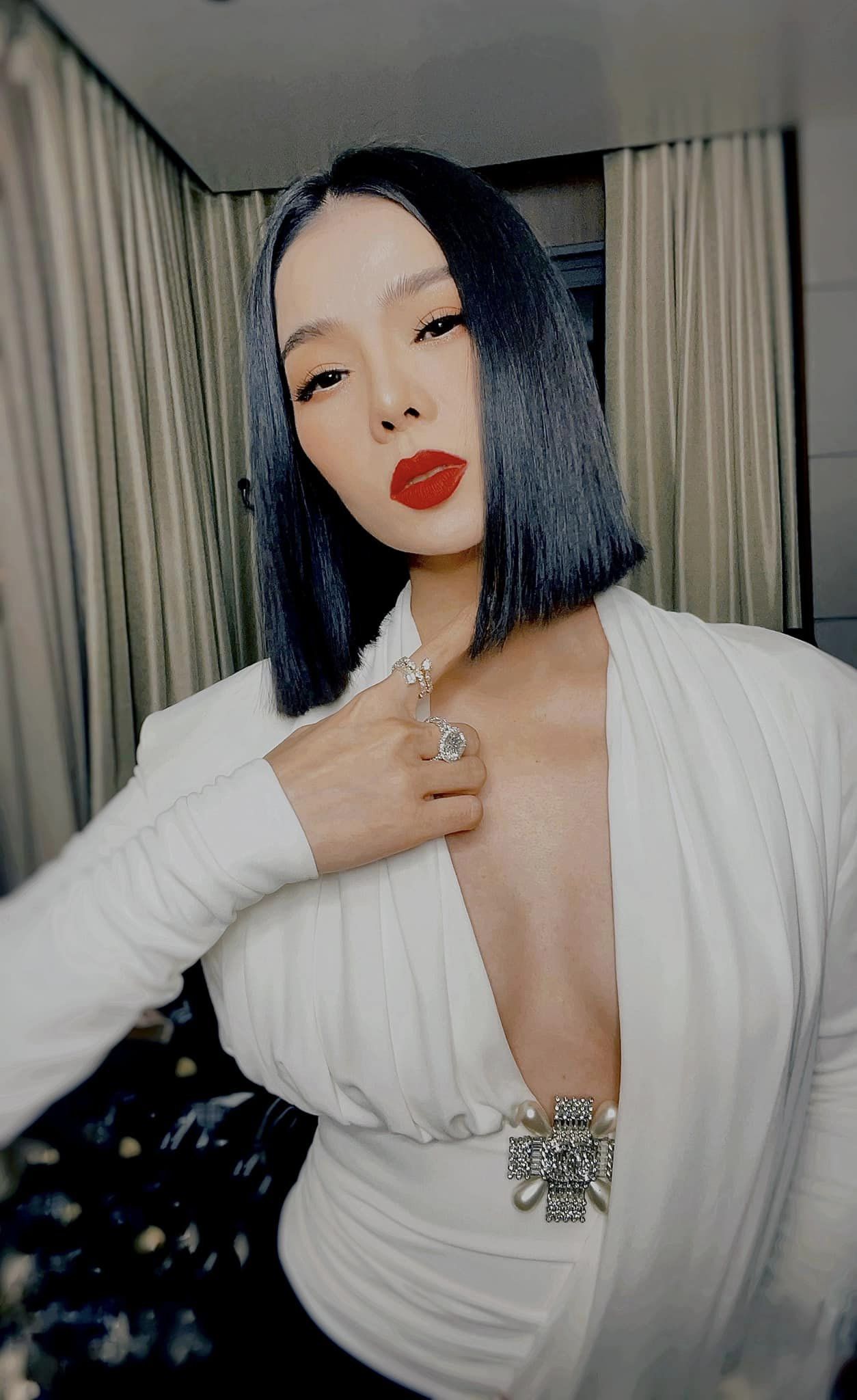 Video: Lệ Quyên diện váy ôm khoe trọn vóc dáng đẹp như tạc tượng - Ảnh 2