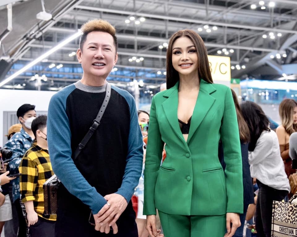 Ông Nawat và Engfa Waraha dính nhau như sam