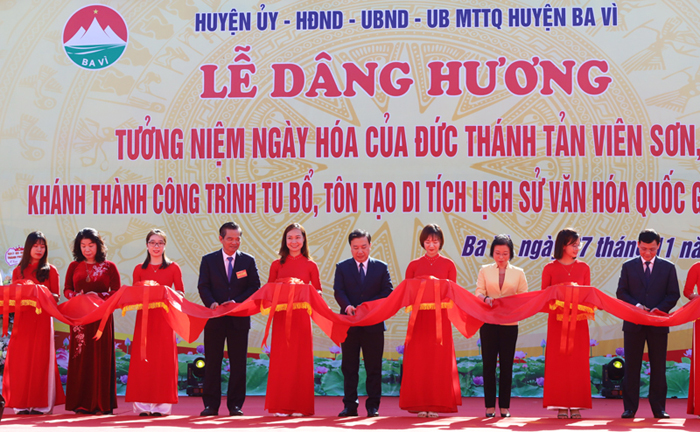 Lãnh đạo thành phố Hà Nội, huyện Ba Vì cắt băng khánh thành công trình tu bổ, tôn tạo đền Hạ