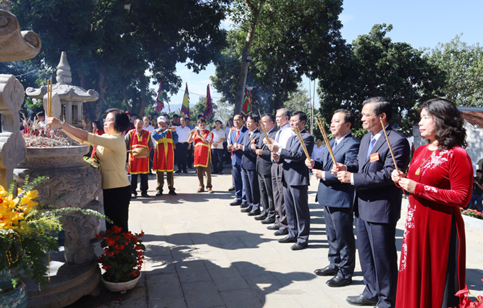 Lãnh đạo thành phố Hà Nội, huyện Ba Vì dâng hương tưởng niệm Đức Thánh Tản Viên Sơn