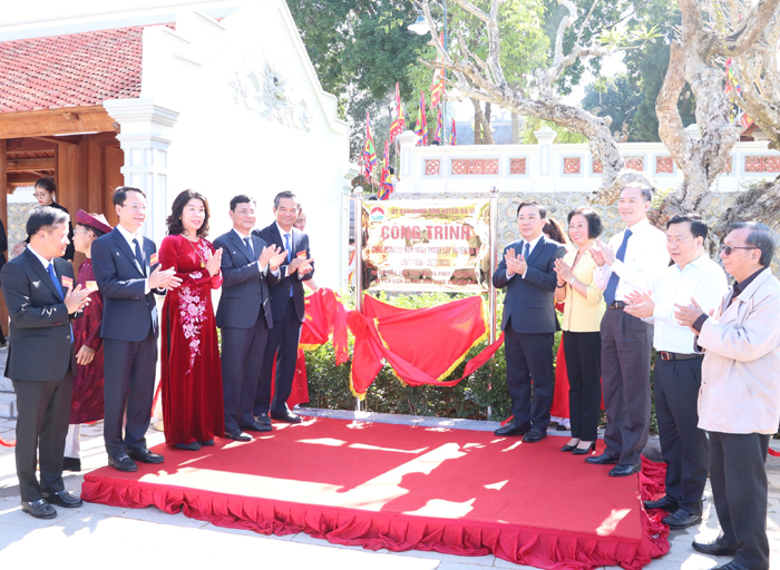 Lãnh đạo thành phố Hà Nội, huyện Ba Vì gắn biển công trình chào mừng 55 năm thành lập huyện Ba Vì