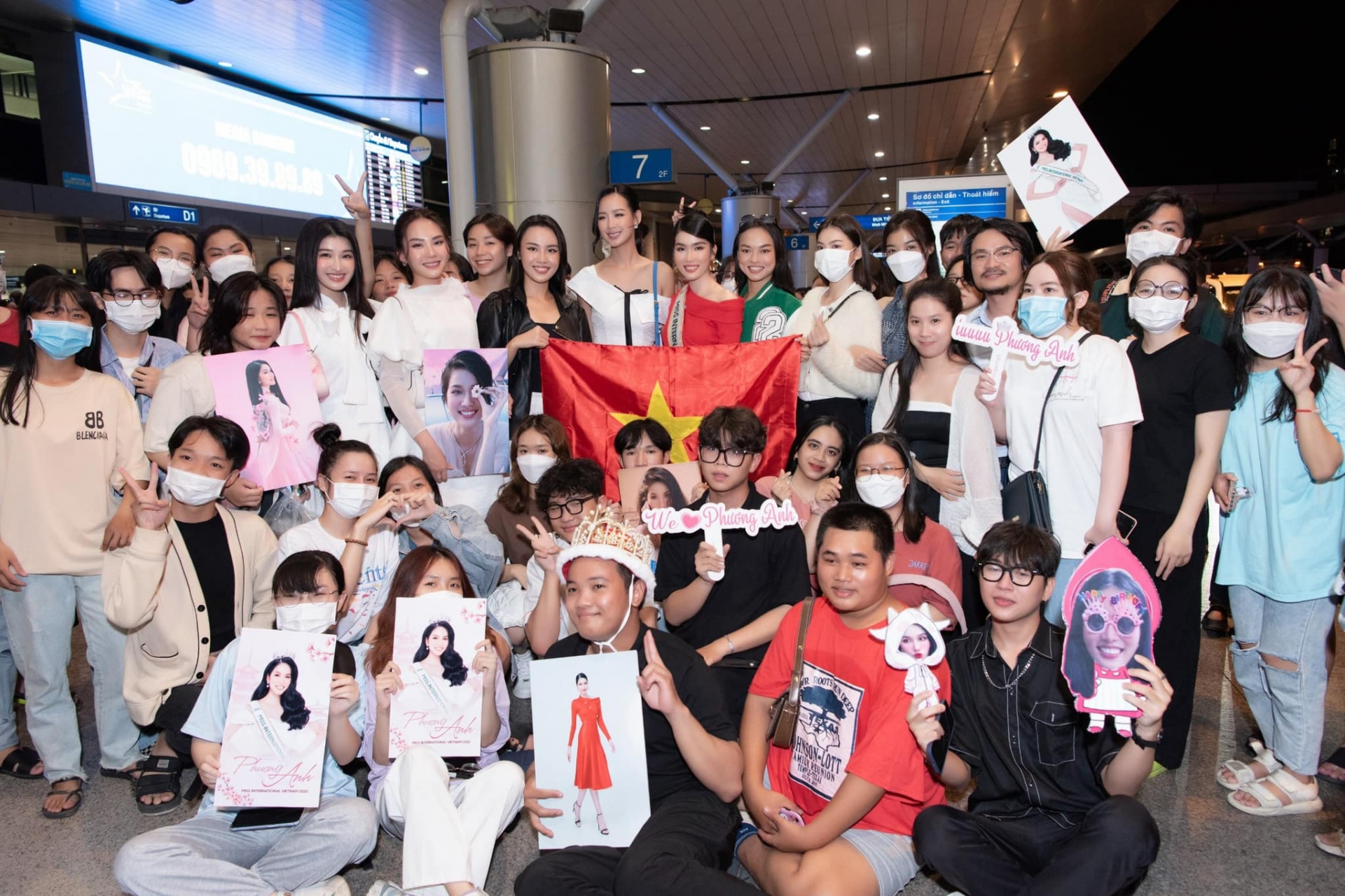 Đông đảo người hâm mộ sắc đẹp đã có mặt để chúc mừng Phương Anh trước khi lên đường thi Miss International 2022