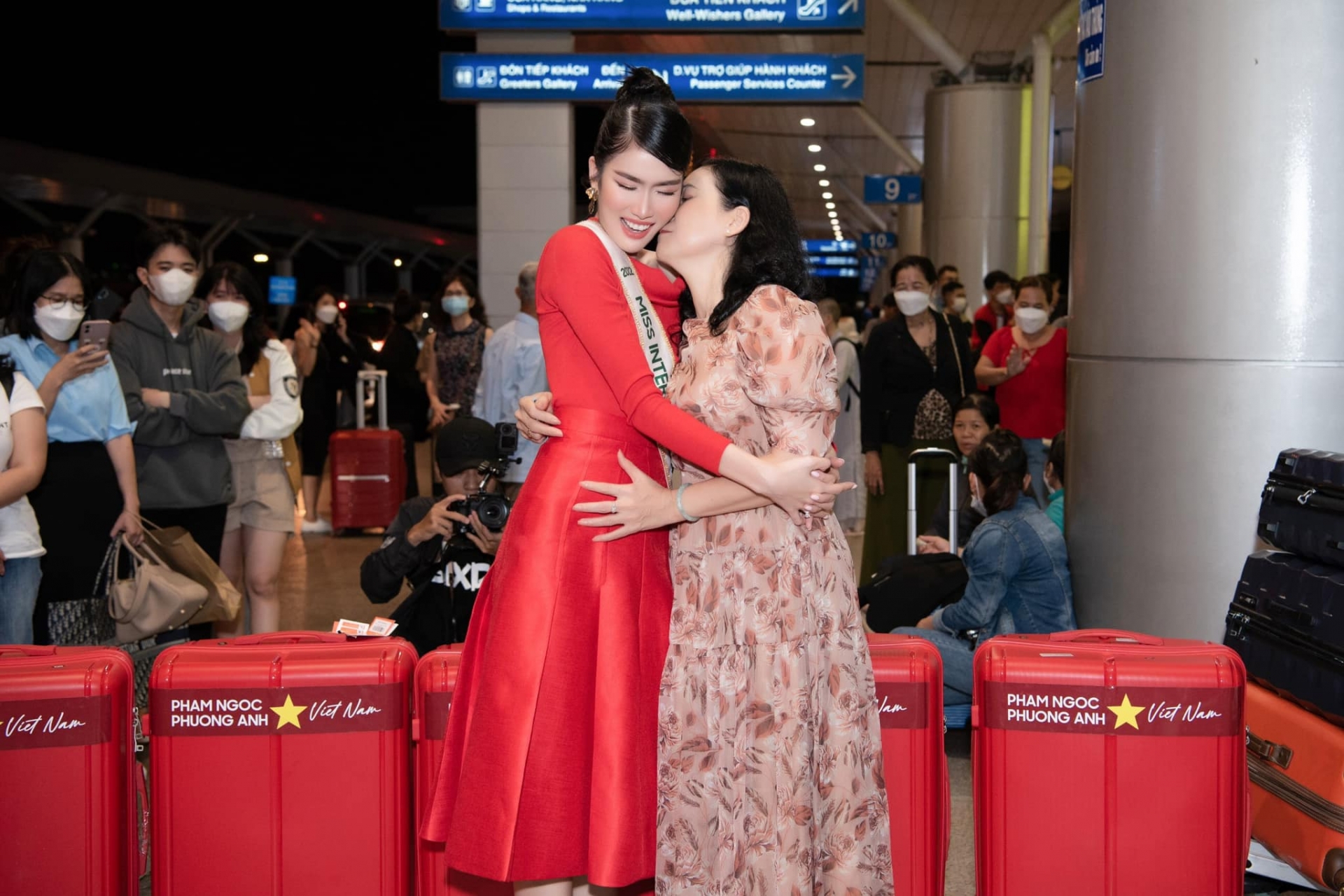 Mẹ Phương Anh đến chúc mừng con gái