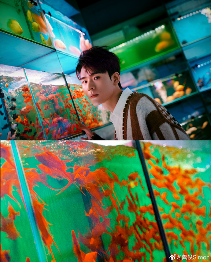 Sina đưa tin, hôm nay Cung Tuấn đã đăng bộ ảnh mới mừng sinh nhật trên Weibo. Nam diễn viên đứng trên những con đường nhộn nhịp của thành phố, đi dạo qua những con hẻm cổ của Thành Đô, vẻ điển trai khiến bao người mê đắm