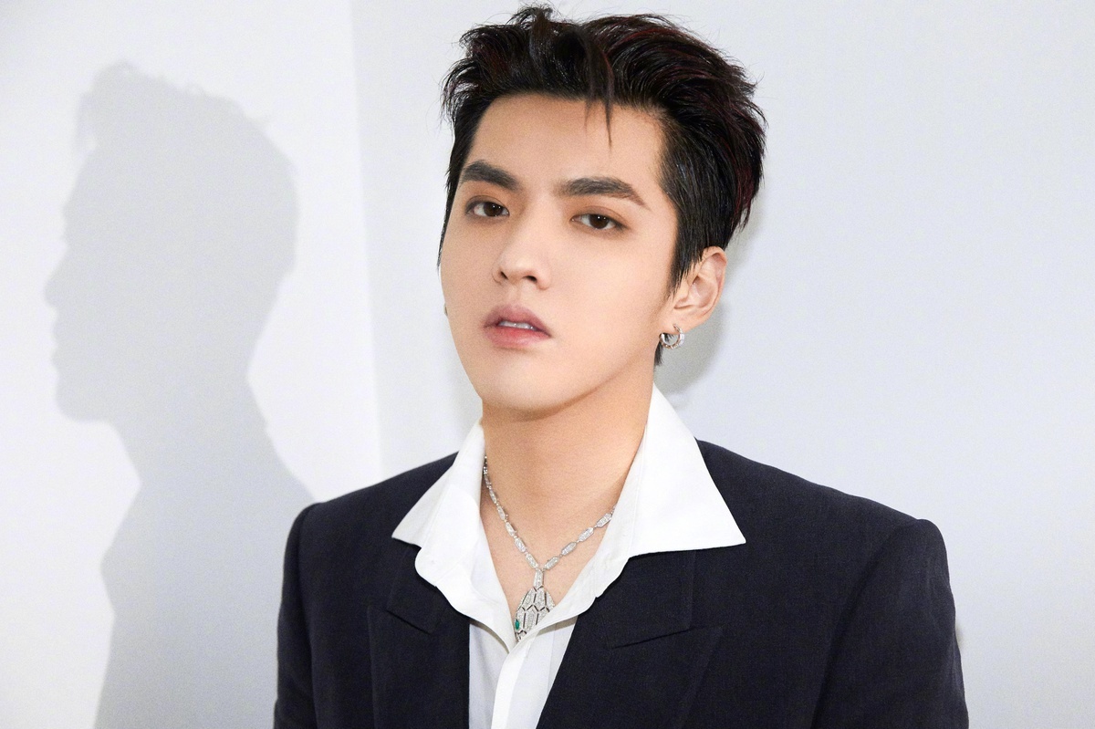 Sáng 29/11, trang QQ dẫn lại lời kể của người trong giới giải trí về tình trạng của Ngô Diệc Phàm. Người này cho biết cựu thần tượng suy sụp trước bản án nặng nề từ cơ quan chức năng. Ban đầu, đội ngũ luật sư dự liệu Ngô Diệc Phàm sẽ không bị phạt tù quá 10 năm. Tuy nhiên phán quyết cuối cùng lại khác xa dự đoán. Nguồn tin cho biết thêm, trên tòa, Ngô Diệc Phàm không chấp nhận phán quyết vì cho rằng bản án quá nặng. Anh có thời gian 10 ngày để kháng cáo với hy vọng được giảm án. Ngoài gia, báo chí Đài Loan nhận định, việc bị kết án 13 năm tù, cộng với việc bị trục xuất chỉ là khởi đầu cho sự trả giá của Ngô Diệc Phàm, ngay cả sau khi mãn hạn tù ở Trung Quốc, cựu thành viên nhóm EXO vẫn có thể phải đối mặt với hình phạt 'thiến hóa học' khi trở về Canada.