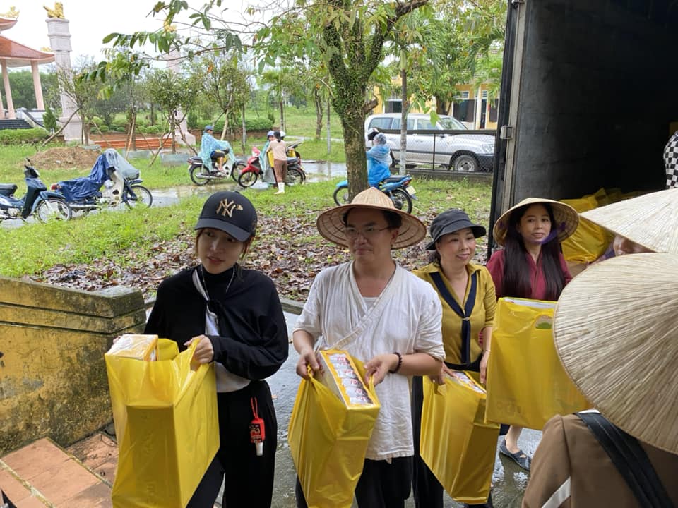 Video: MC Đại Nghĩa bị điện giật khi đang phát biểu trên sân khấu - Ảnh 5