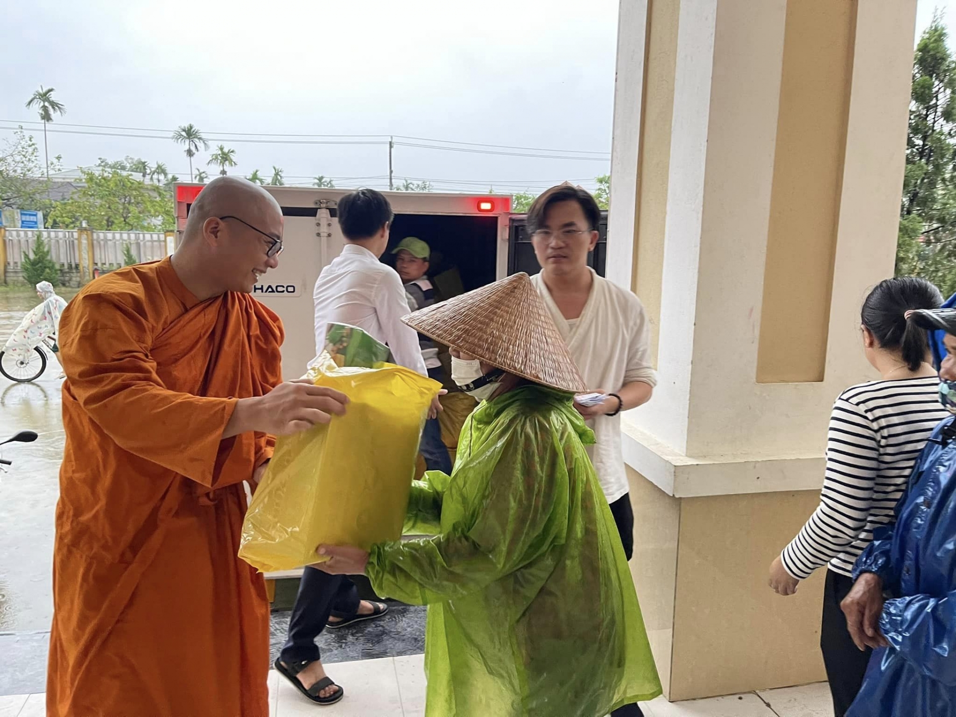 Video: MC Đại Nghĩa bị điện giật khi đang phát biểu trên sân khấu - Ảnh 4