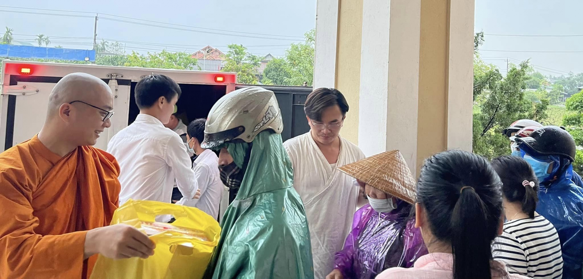 Video: MC Đại Nghĩa bị điện giật khi đang phát biểu trên sân khấu - Ảnh 3