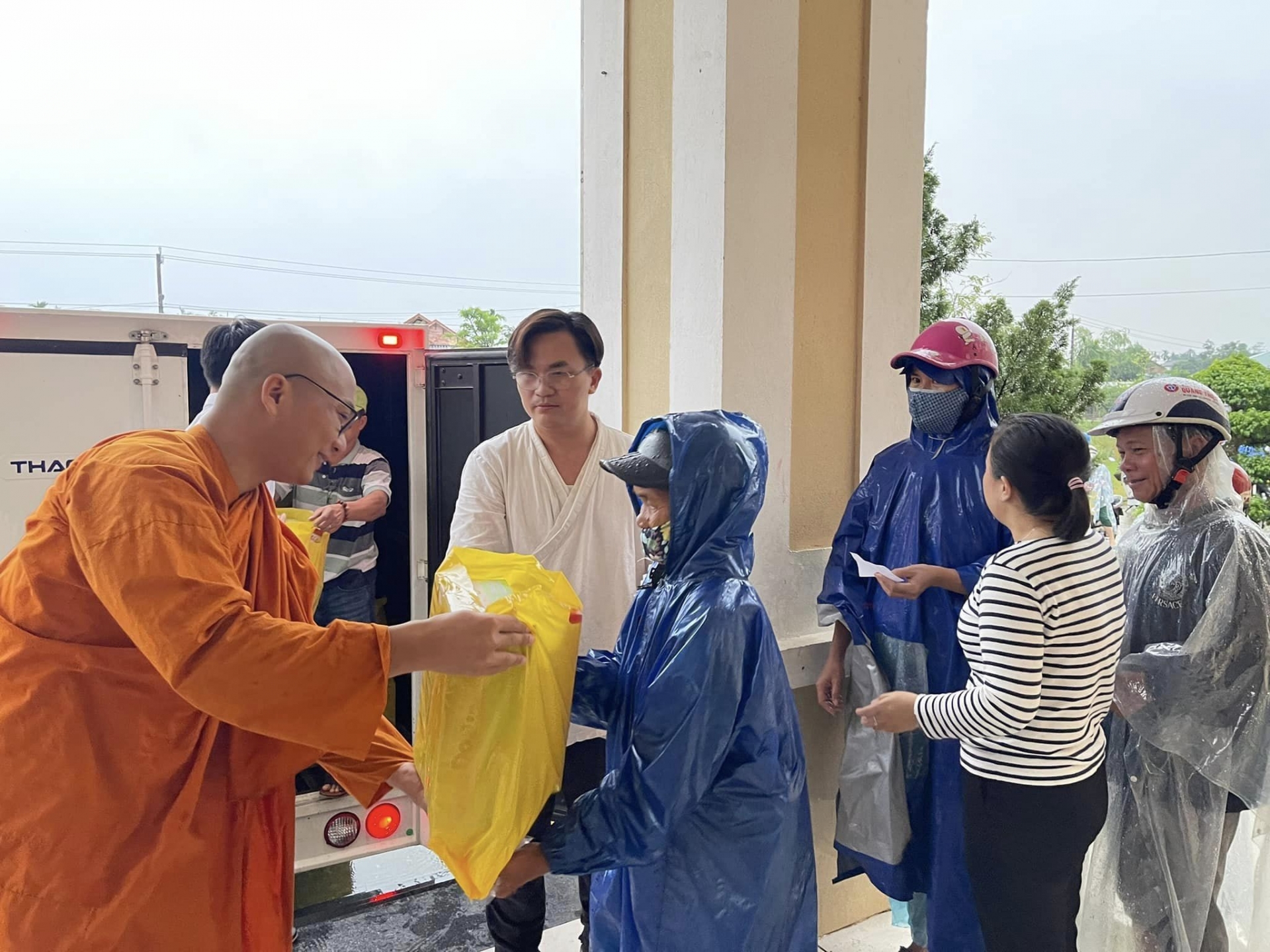 Video: MC Đại Nghĩa bị điện giật khi đang phát biểu trên sân khấu - Ảnh 2