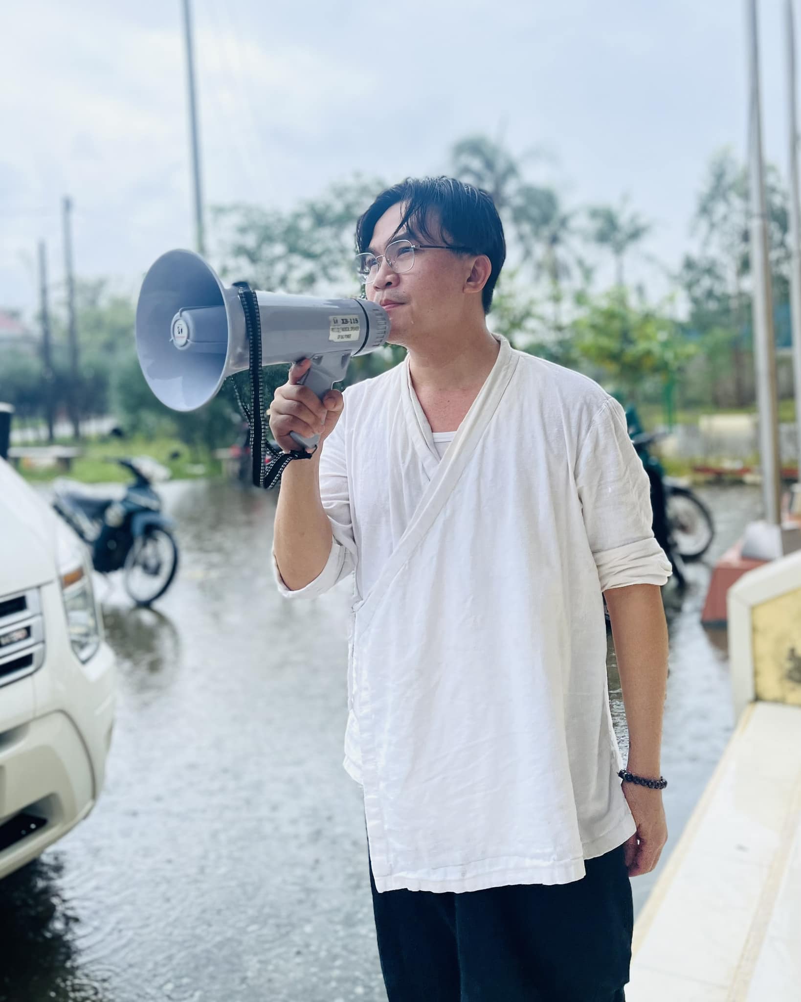 Video: MC Đại Nghĩa bị điện giật khi đang phát biểu trên sân khấu - Ảnh 1