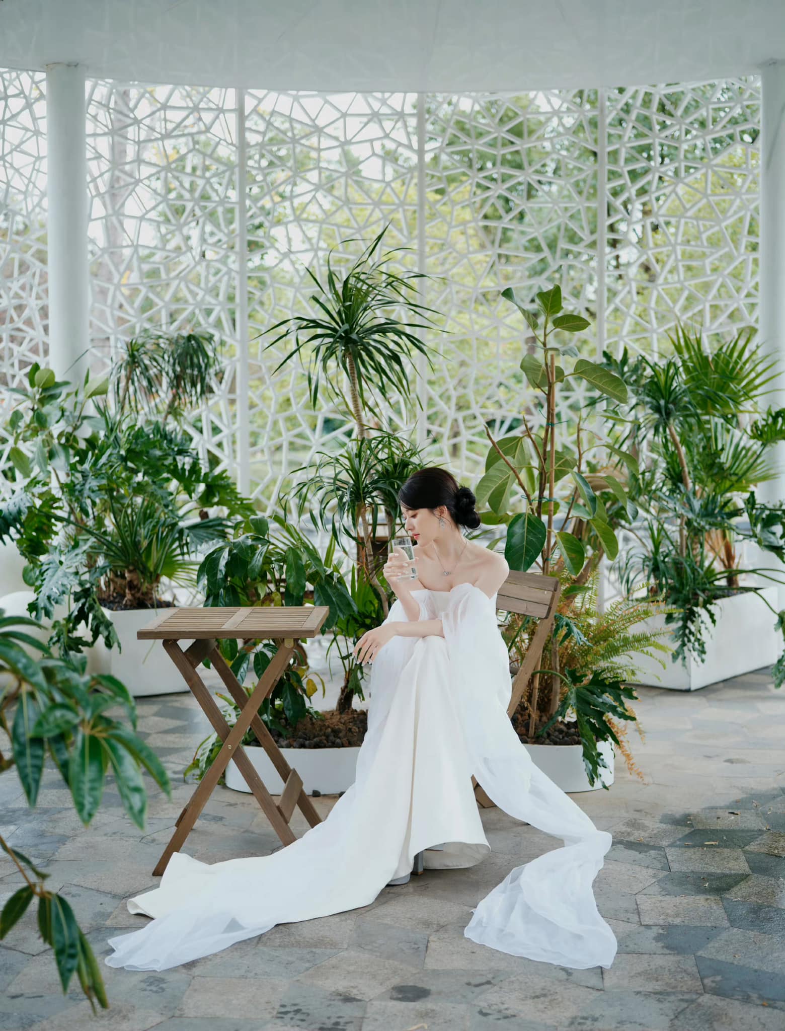 Qua bộ ảnh do phòng làm việc đăng tải, Triệu Lộ Tư nhận về khen ngợi bởi nhan sắc tựa nàng thơ