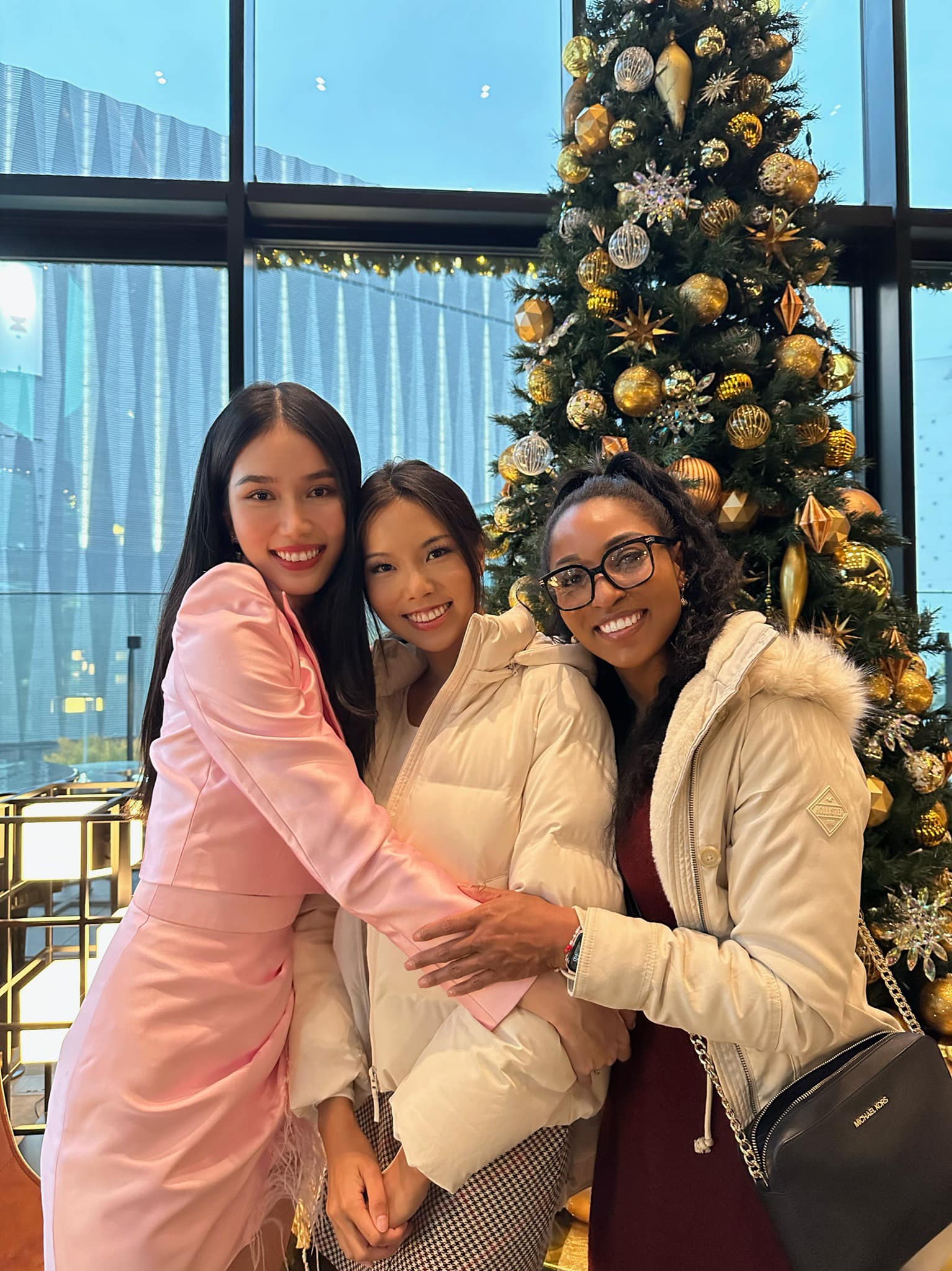 Phương Anh giao lưu cùng các thí sinh khác của Miss International 2022