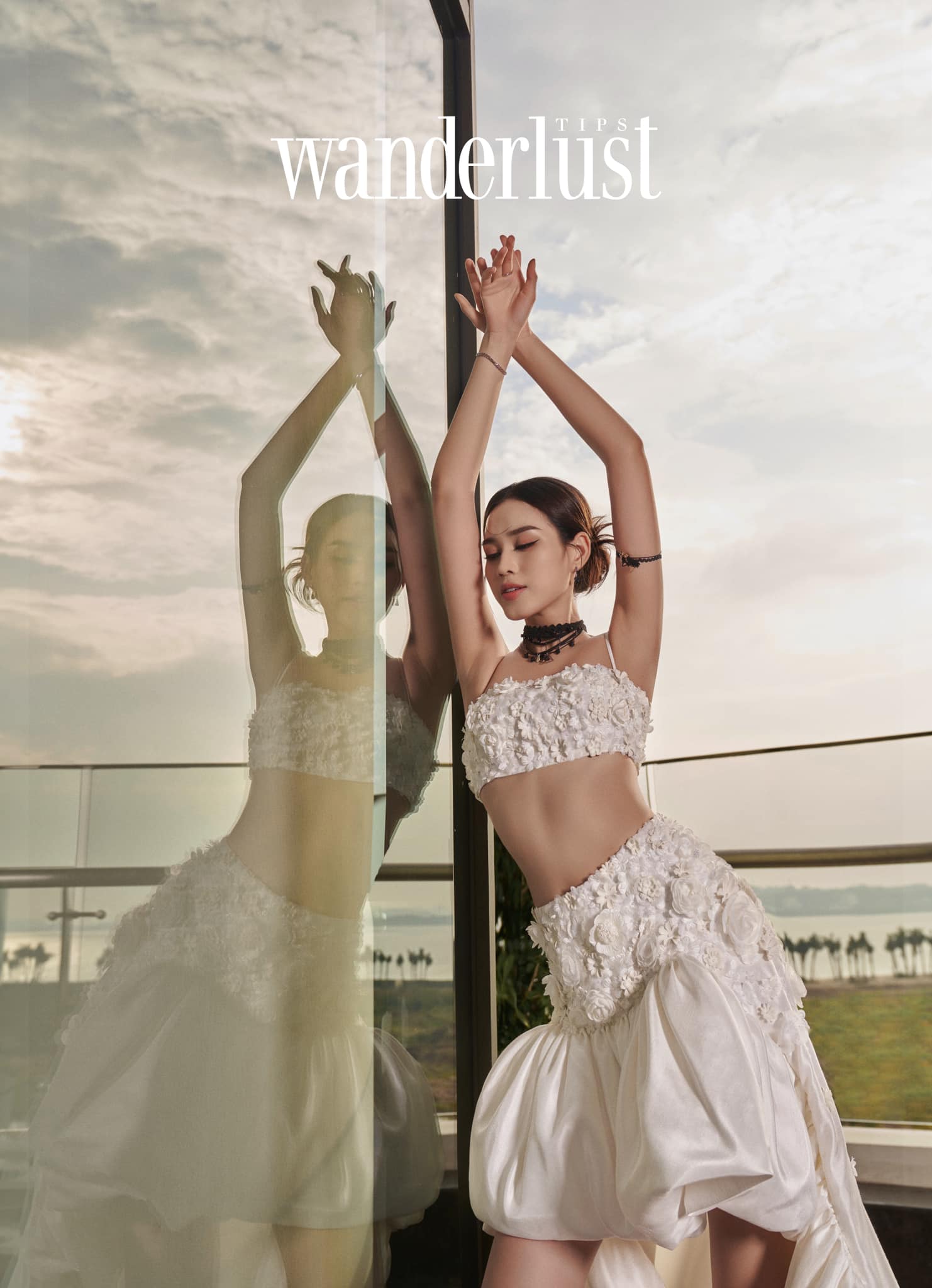 Phần áo hai dây có độ ngắn vừa phải khoe trọn vòng eo phẳng lì