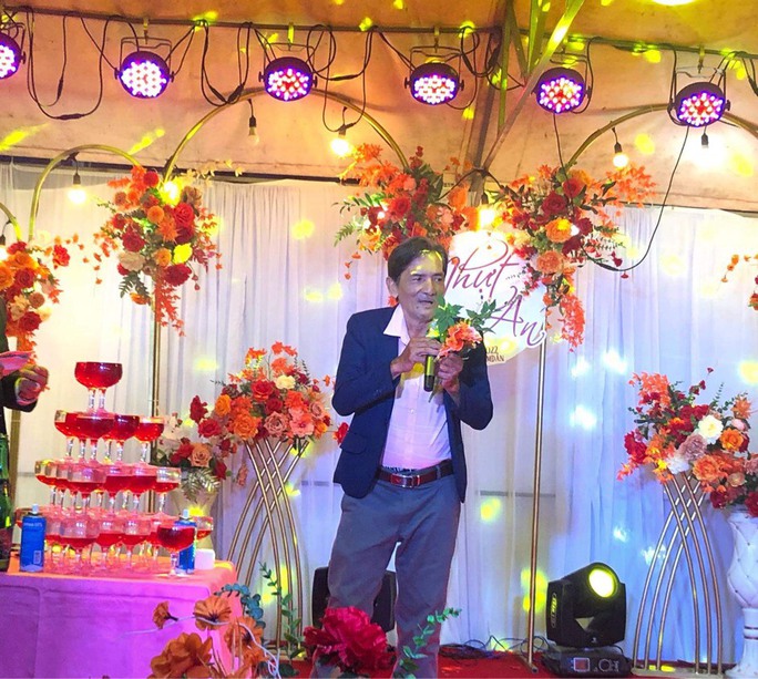 Thương Tín đi hát đám cưới để mưu sinh được chia sẻ rầm rộ Thương Tín đi hát đám cưới để mưu sinh được chia sẻ rầm rộ