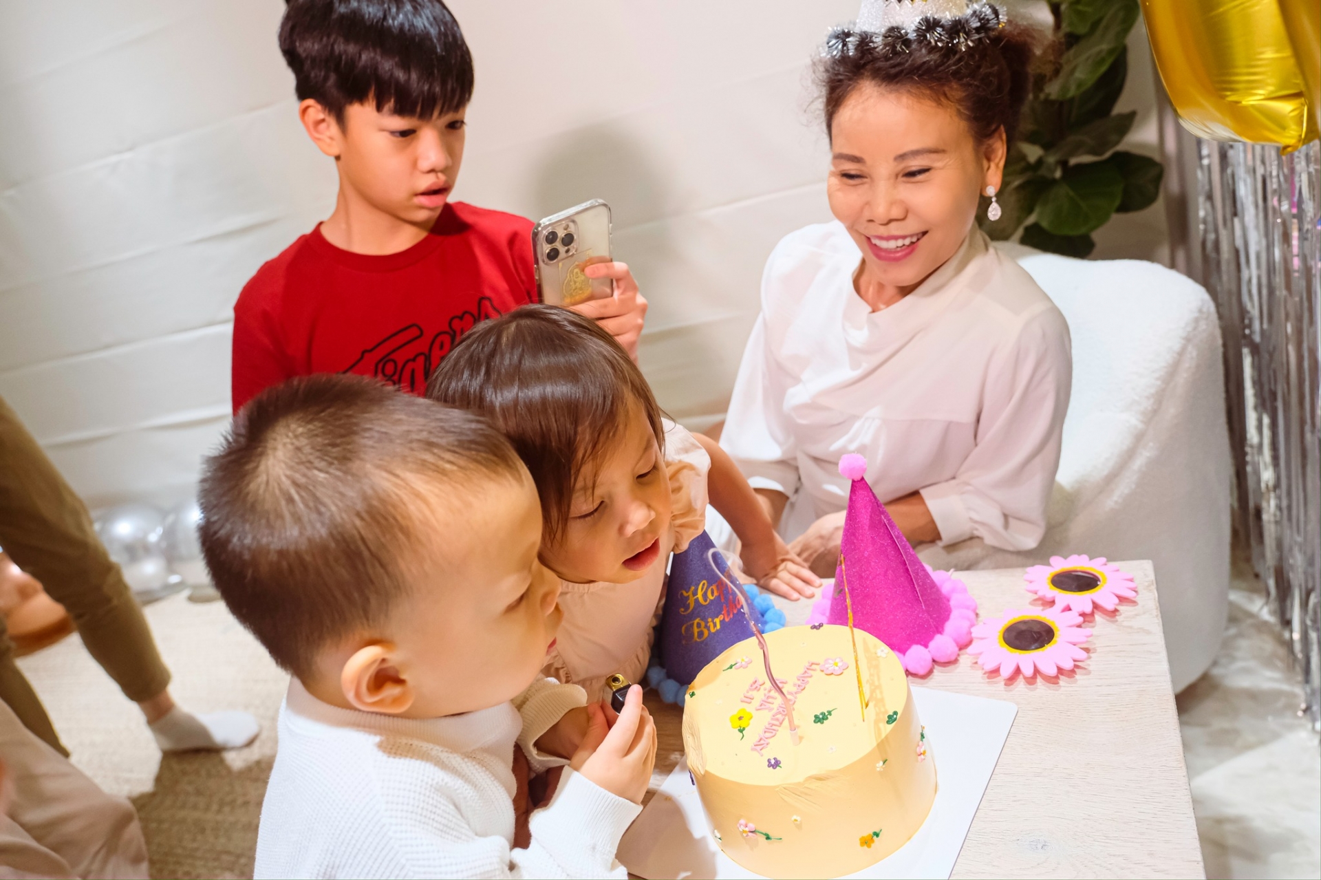 Năm nay, ba con mừng sinh nhật Hồ Ngọc Hà từ xa Năm nay, ba con mừng sinh nhật Hồ Ngọc Hà từ xa