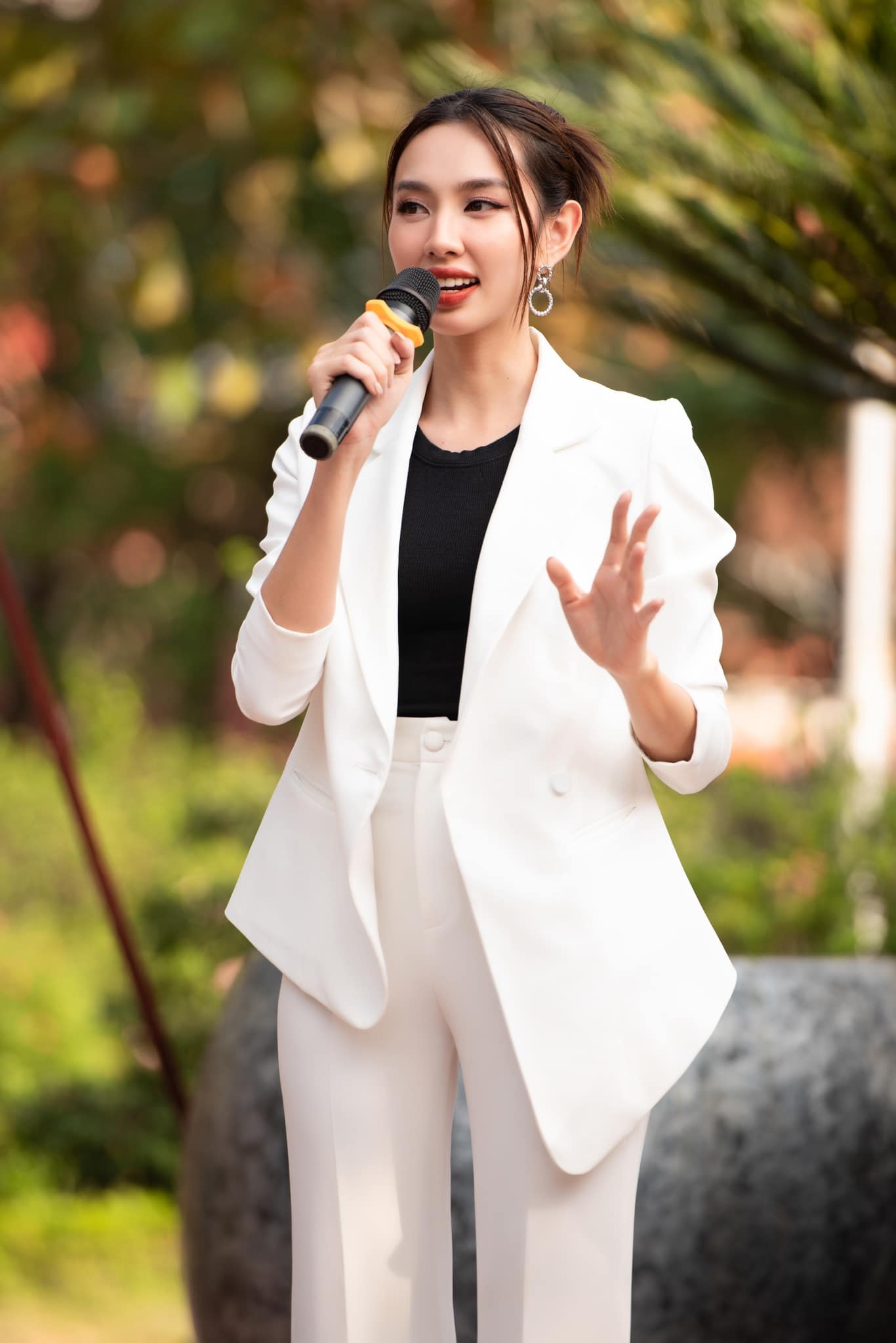 Thùy Tiên gây ấn tượng bởi nhan sắc xinh đẹp trong buổi diễn thuyết tại Huế