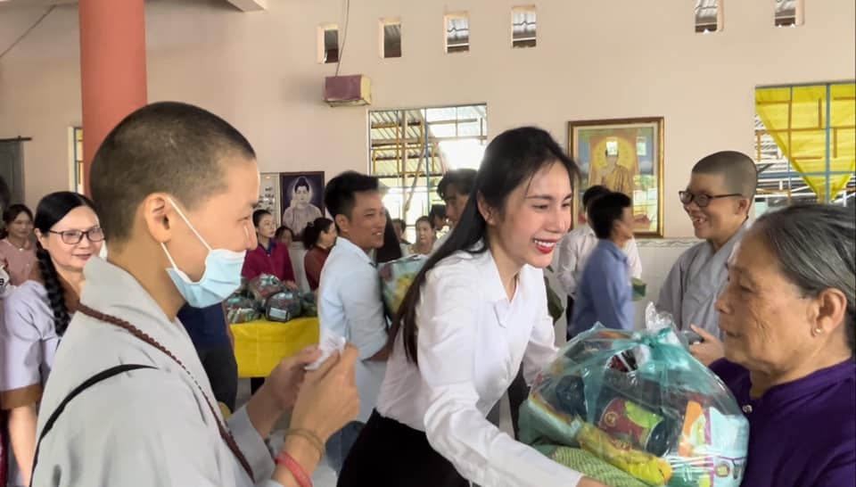 Showbiz Việt có 2 'cô tiên': Trái tim chung nhịp đập, lấy tình yêu cộng đồng để xóa nhòa tai tiếng - Ảnh 4 Showbiz Việt có 2 'cô tiên': Trái tim chung nhịp đập, lấy tình yêu cộng đồng để xóa nhòa tai tiếng - Ảnh 4