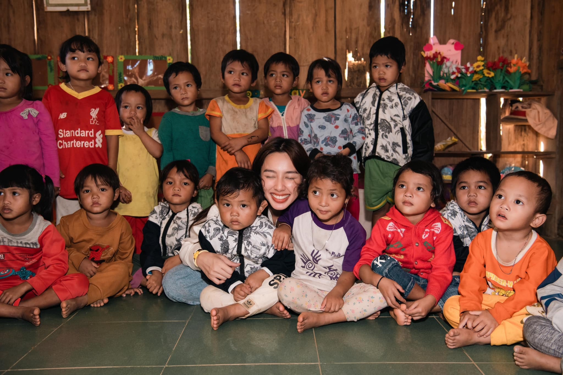 Thùy Tiên nối dài dự án 'StepbyTien' với việc đi qua 3 trường tại 3 tỉnh miền Trung