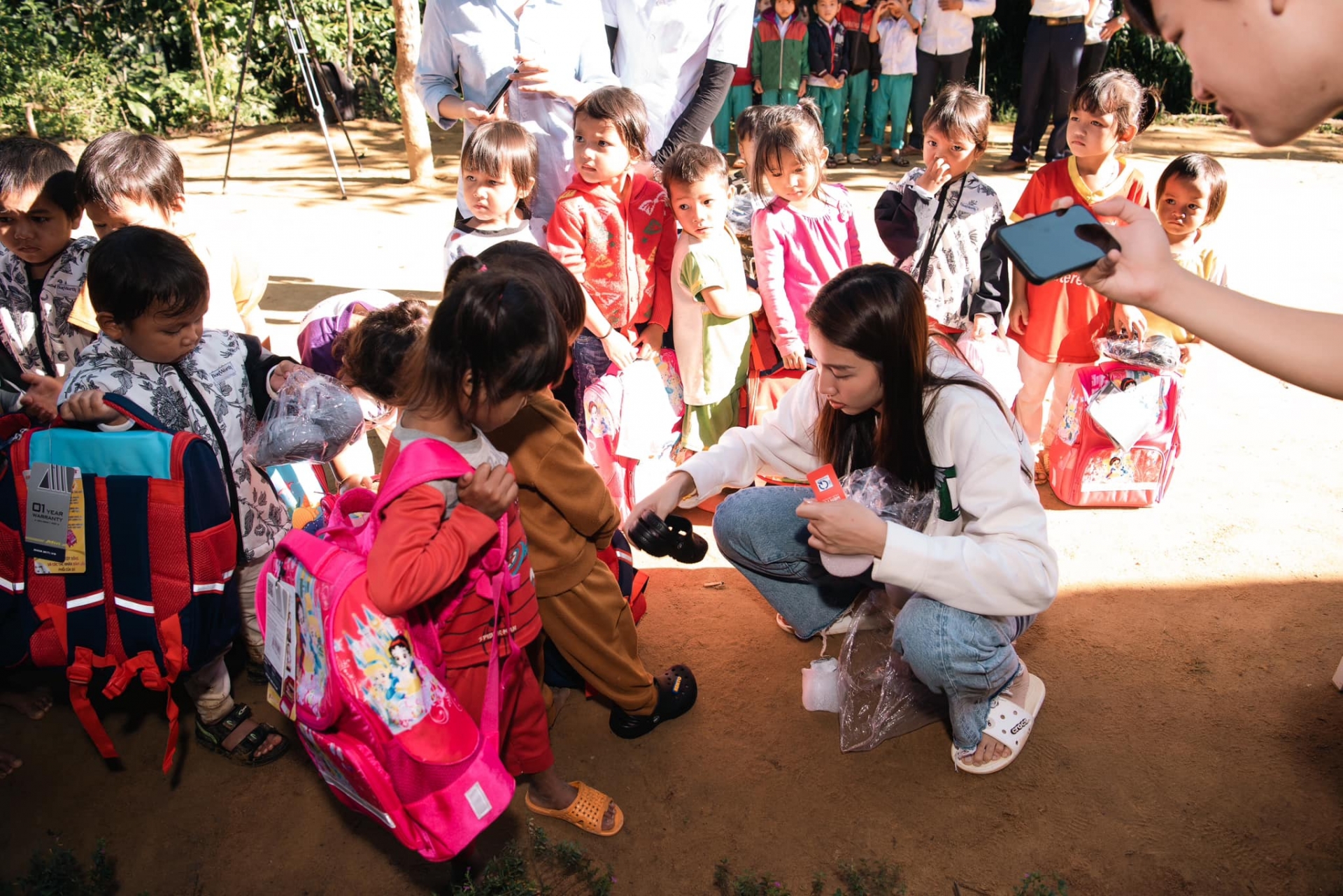 Showbiz Việt có 2 'cô tiên': Trái tim chung nhịp đập, lấy tình yêu cộng đồng để xóa nhòa tai tiếng - Ảnh 13 Showbiz Việt có 2 'cô tiên': Trái tim chung nhịp đập, lấy tình yêu cộng đồng để xóa nhòa tai tiếng - Ảnh 13