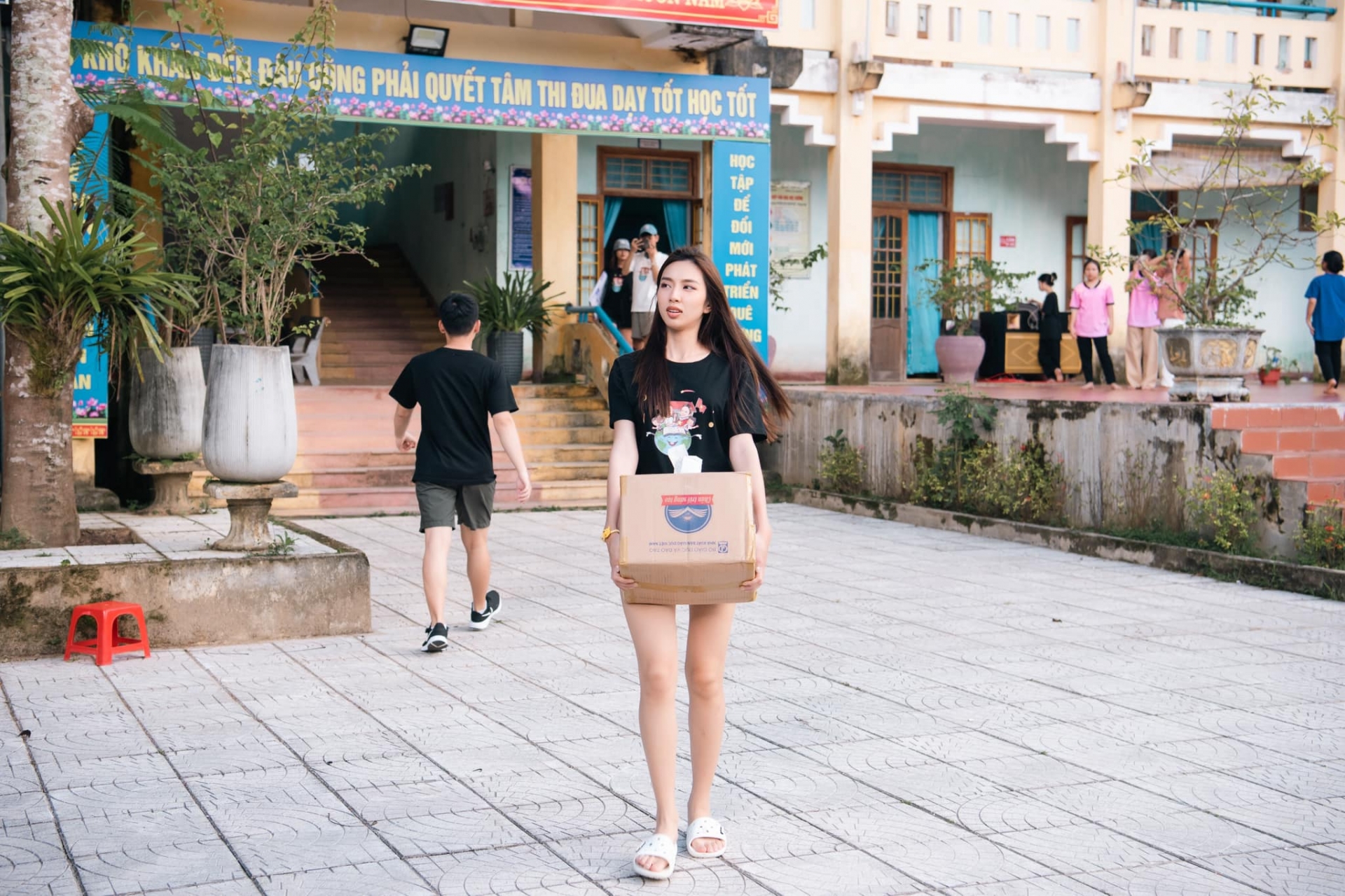 Showbiz Việt có 2 'cô tiên': Trái tim chung nhịp đập, lấy tình yêu cộng đồng để xóa nhòa tai tiếng - Ảnh 7 Showbiz Việt có 2 'cô tiên': Trái tim chung nhịp đập, lấy tình yêu cộng đồng để xóa nhòa tai tiếng - Ảnh 7